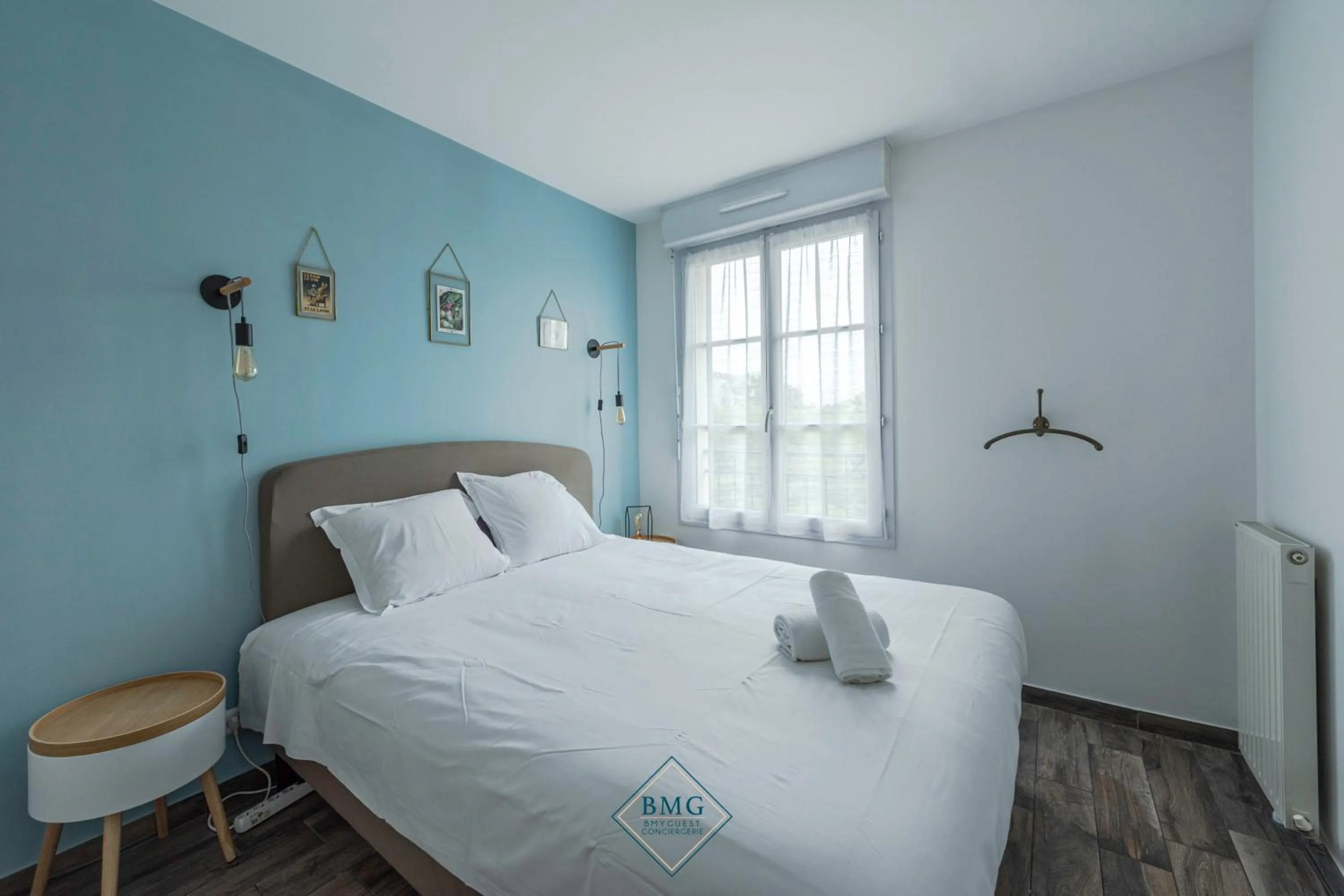 Bed in Central park Disneyland BMYGUEST