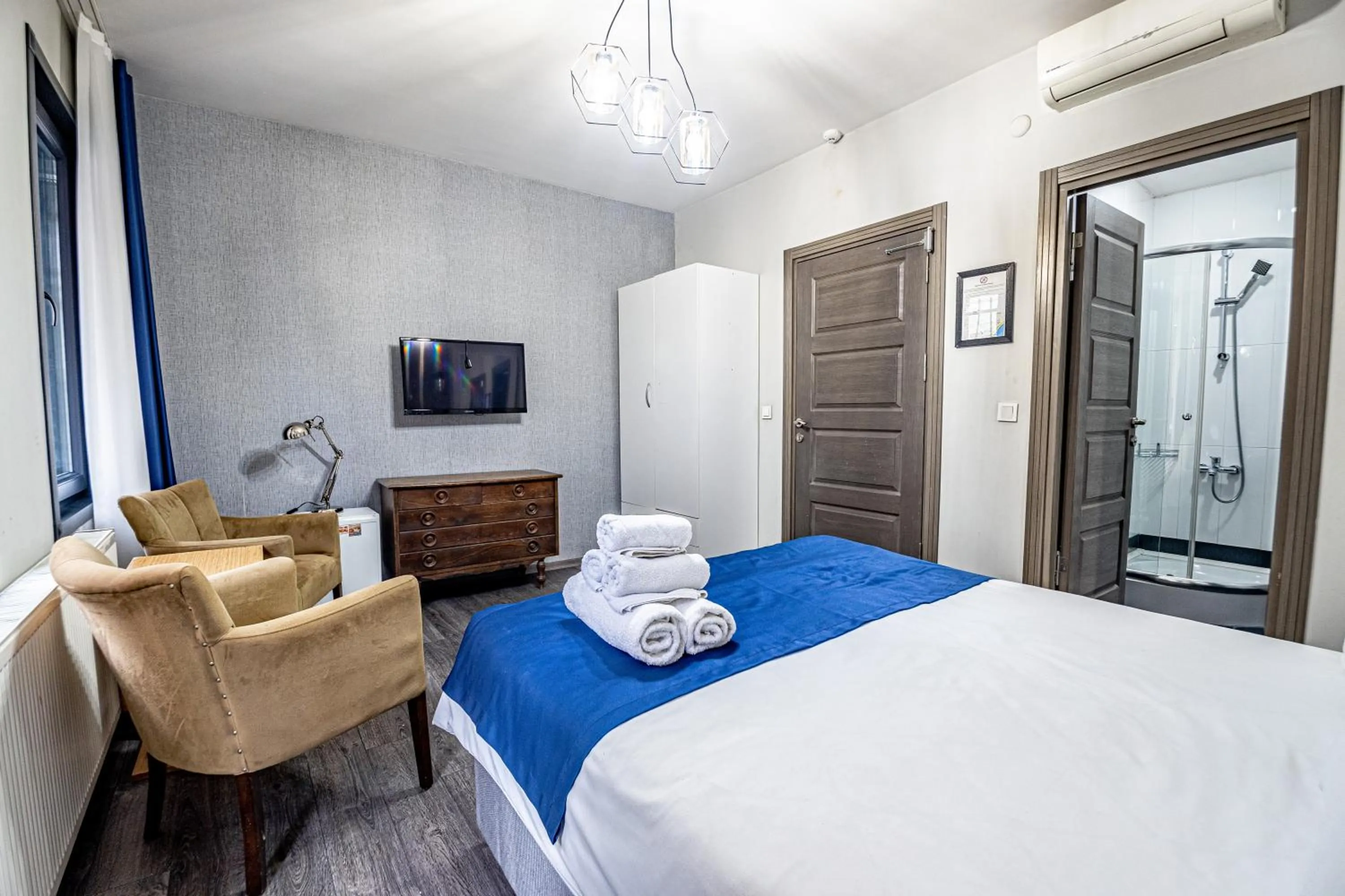 Shower, Bed in Sultan Mansion