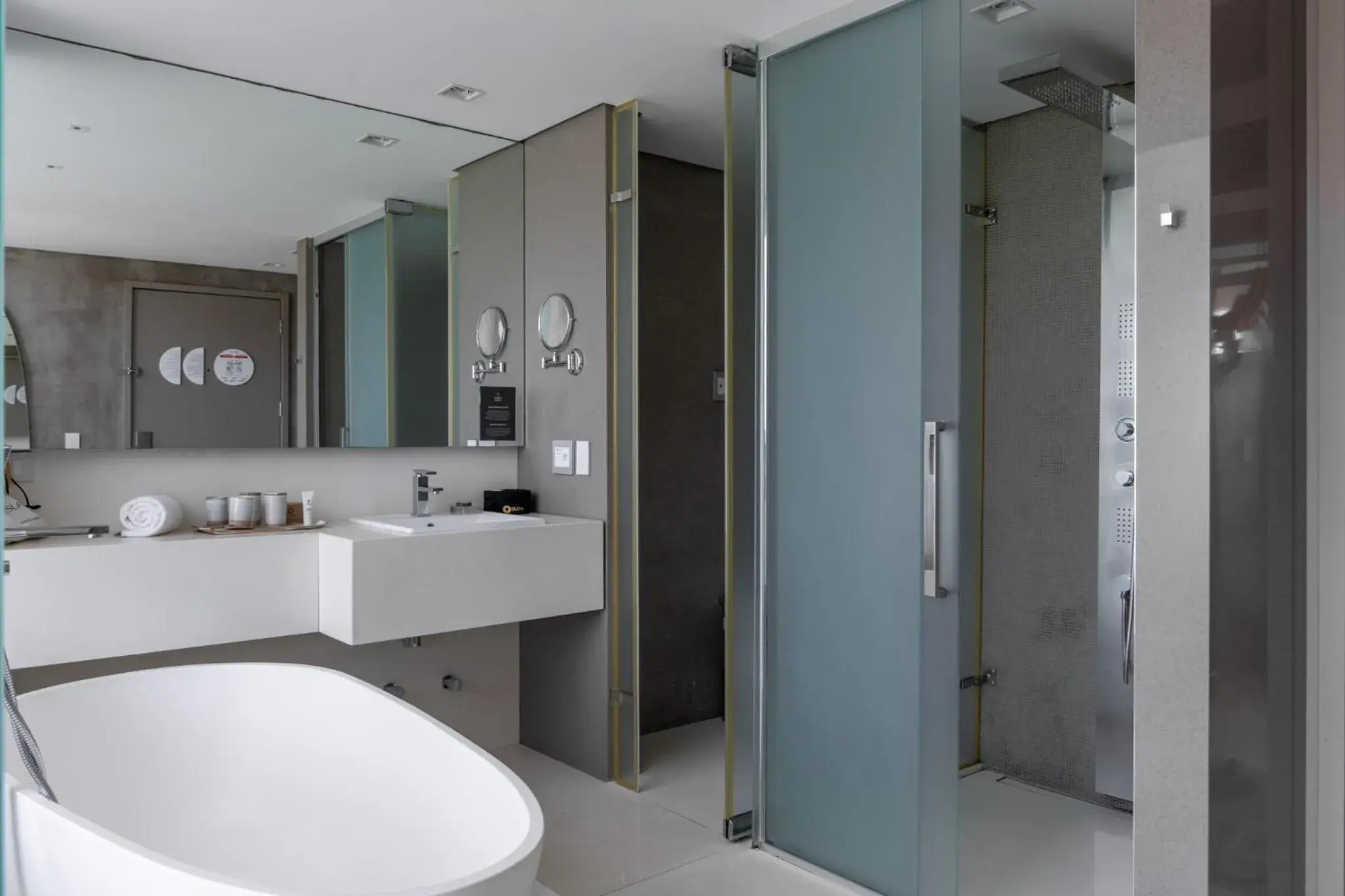 Bathroom in Suryaa Hotel Pinhais, Curio Collection by Hilton Bathroom in Suryaa Hotel Pinhais, Curio Collection by Hilton