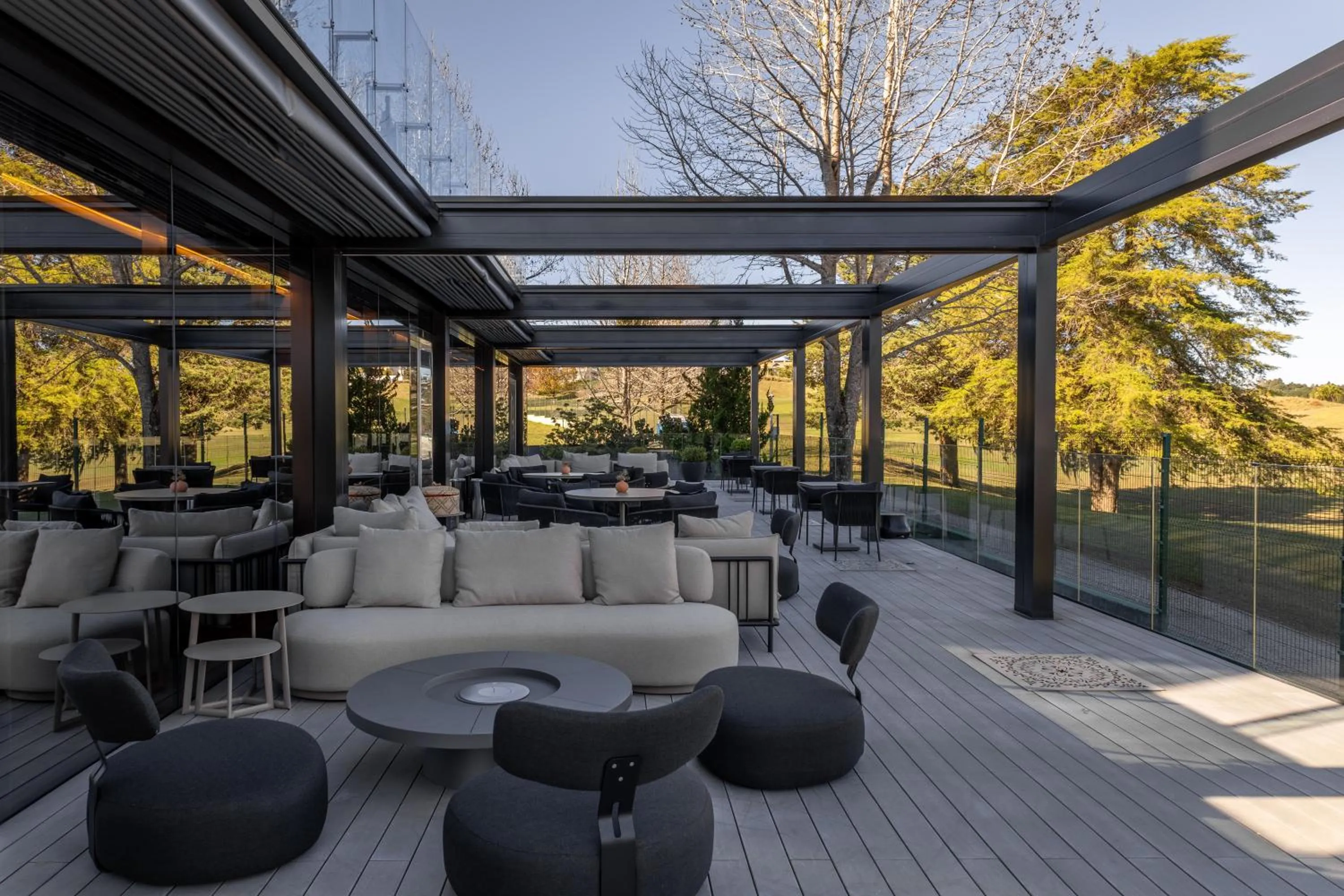 Lounge or bar in Suryaa Hotel Pinhais, Curio Collection by Hilton