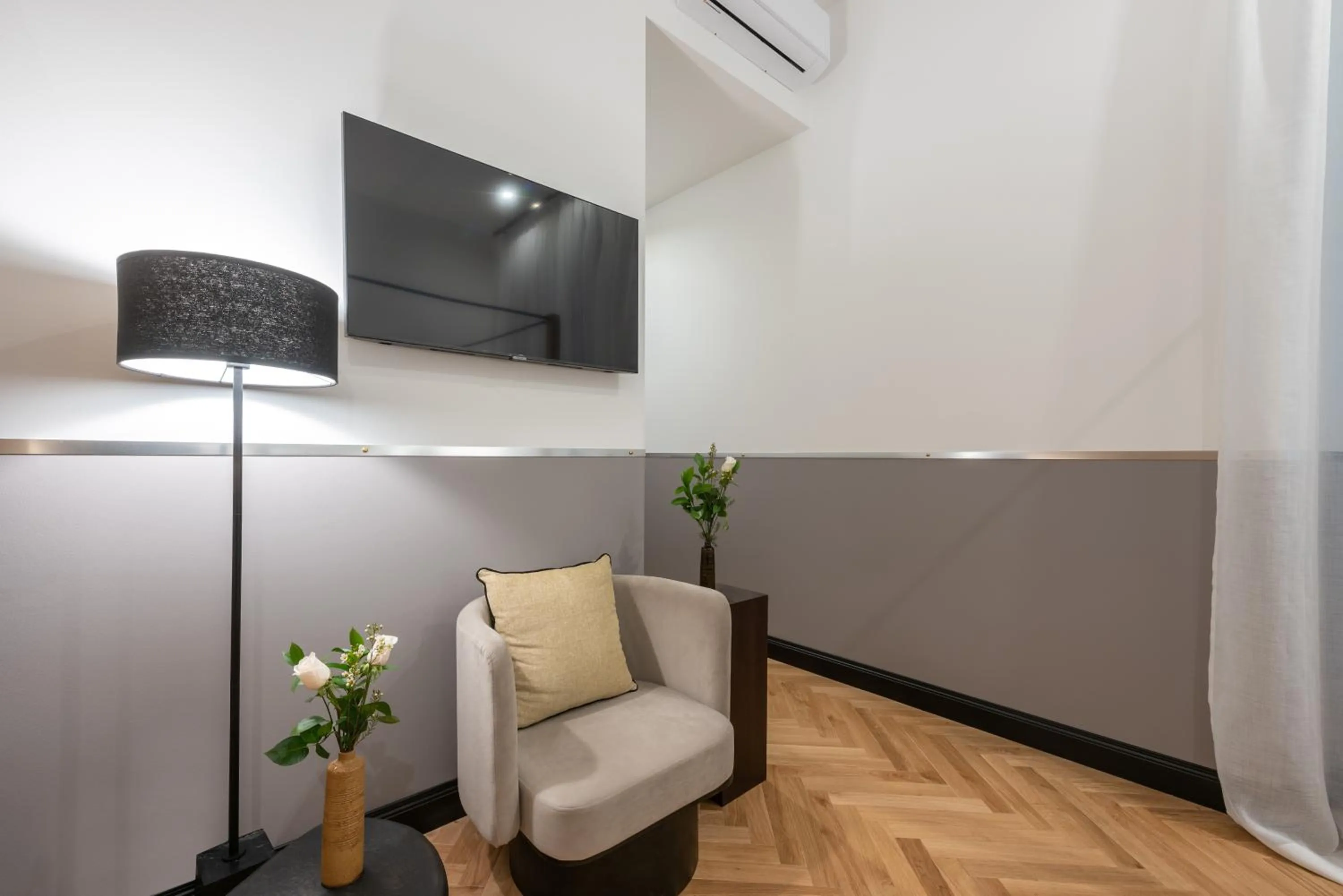 Photo of the whole room in The Couper Castello