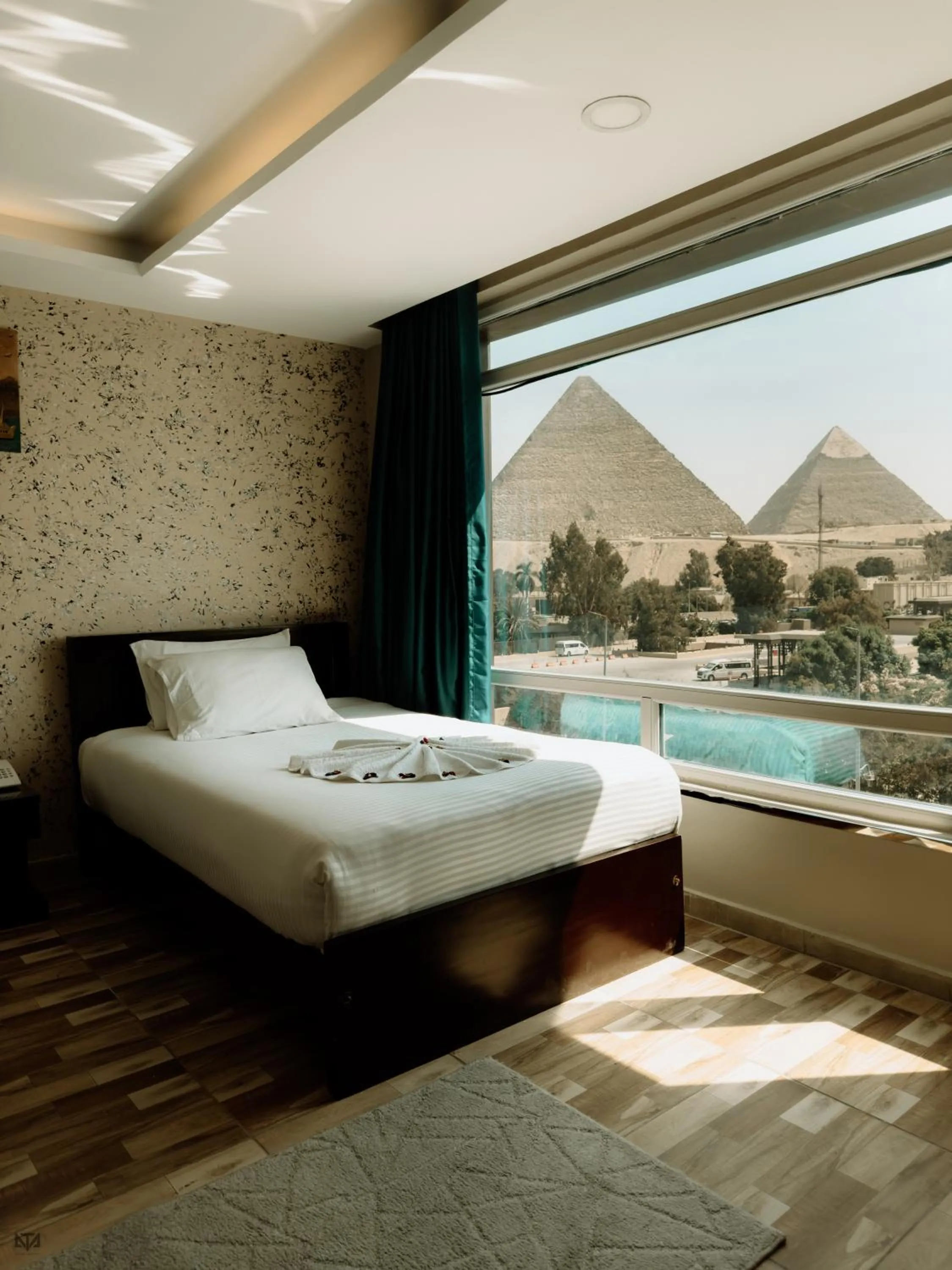 Bed in Turquoise Pyramids & Grand Egyptian museum view Hotel