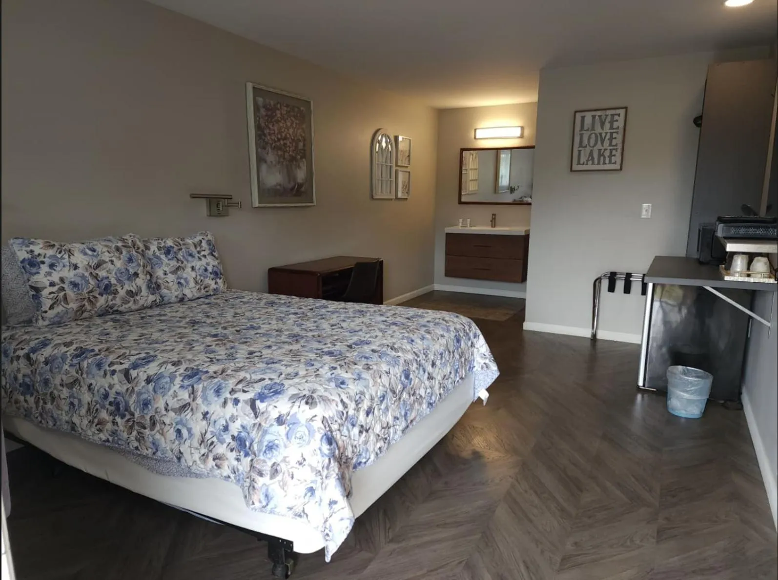 View (from property/room), Bed in Hotel Lake Anna