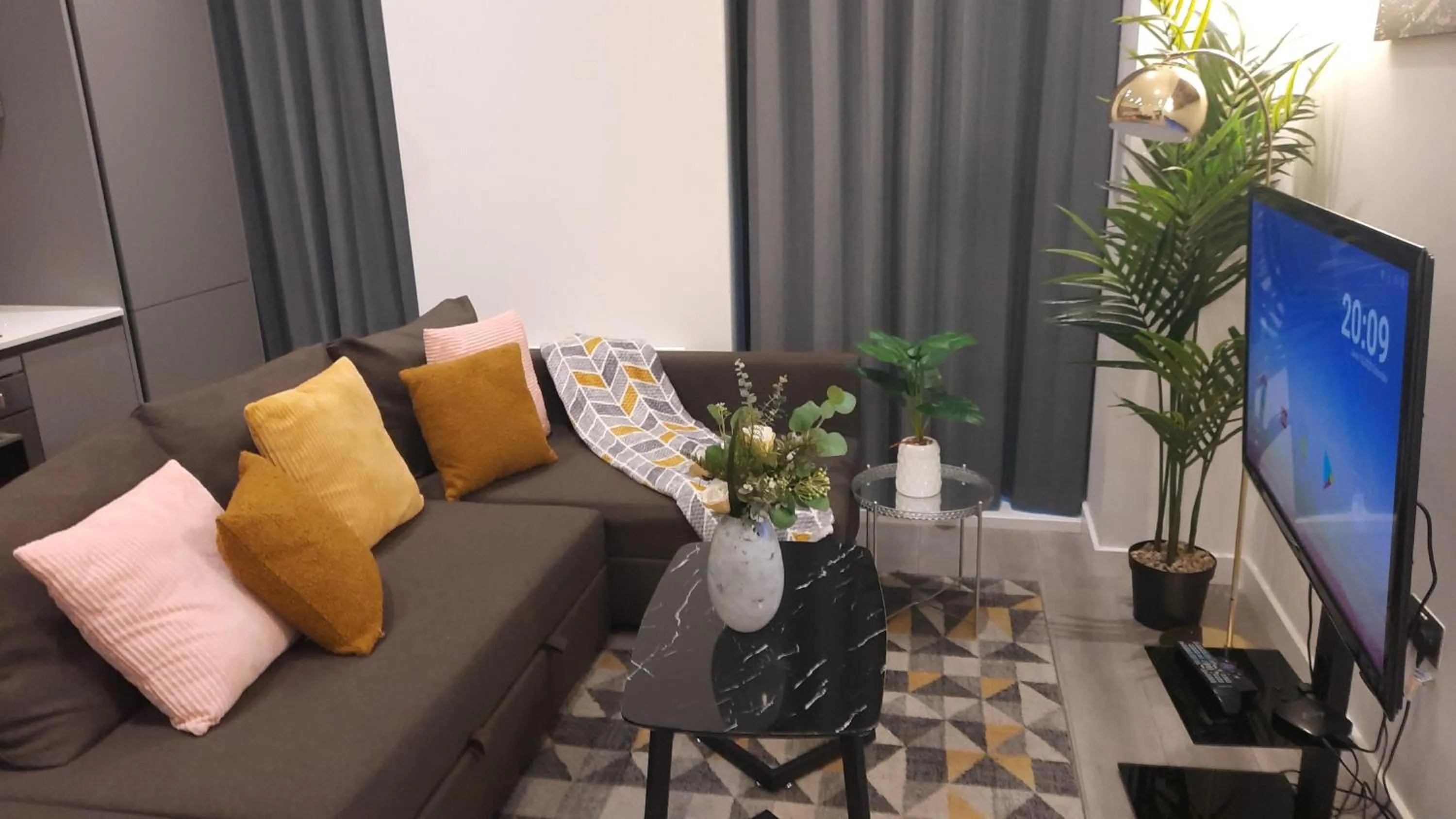 Living room in MK SHORTSTAY DELUXE-Flat 2