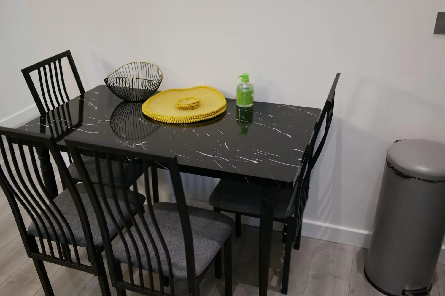 Dining area in MK SHORTSTAY DELUXE-Flat 2