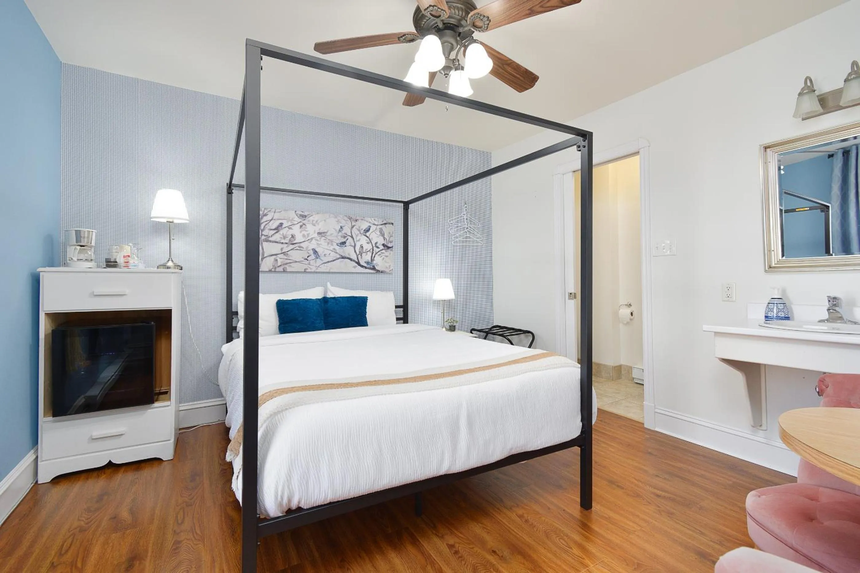 Bed in Pepperell Place Inn Inc.