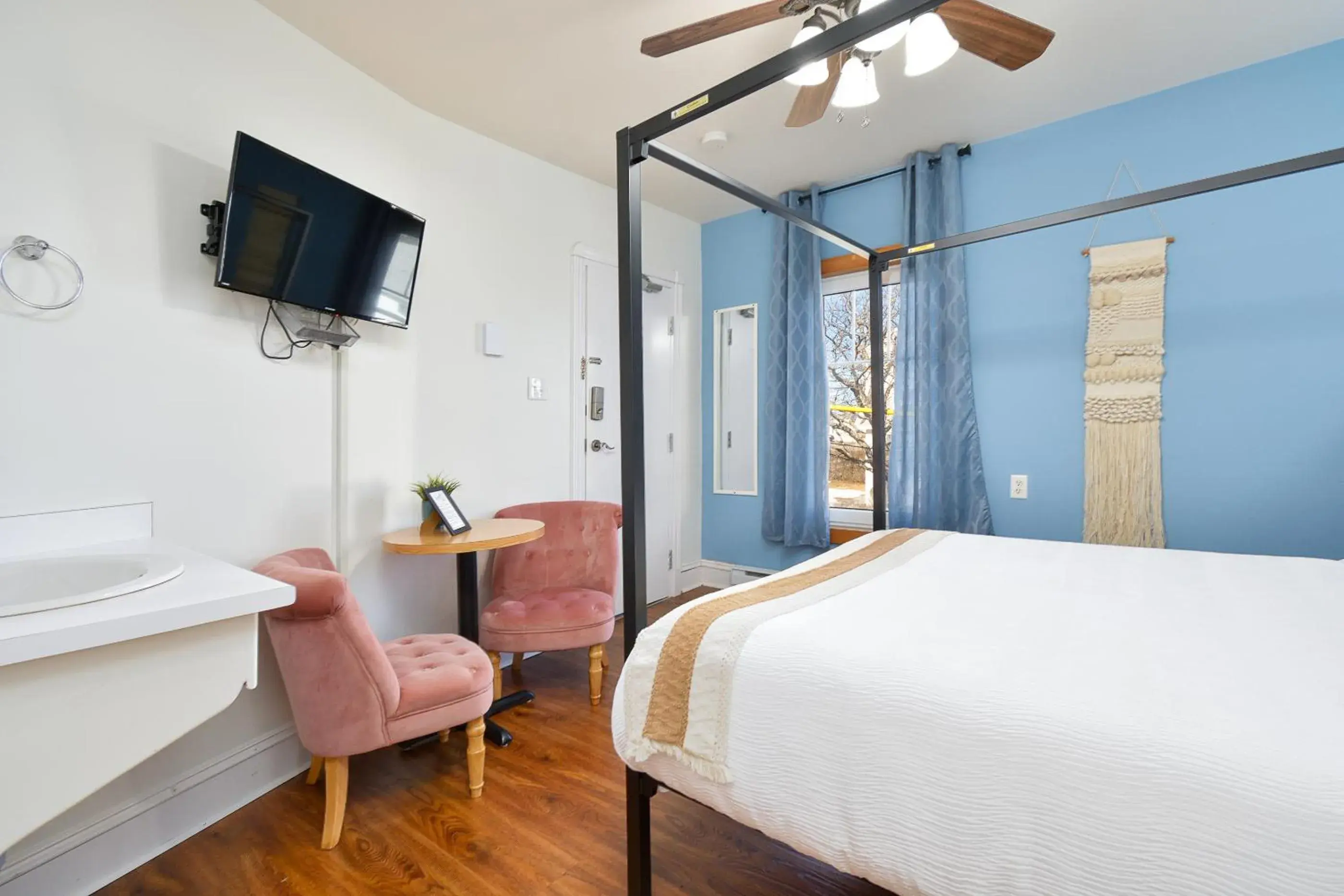 Standard Queen Room in Pepperell Place Inn Inc. Standard Queen Room in Pepperell Place Inn Inc.