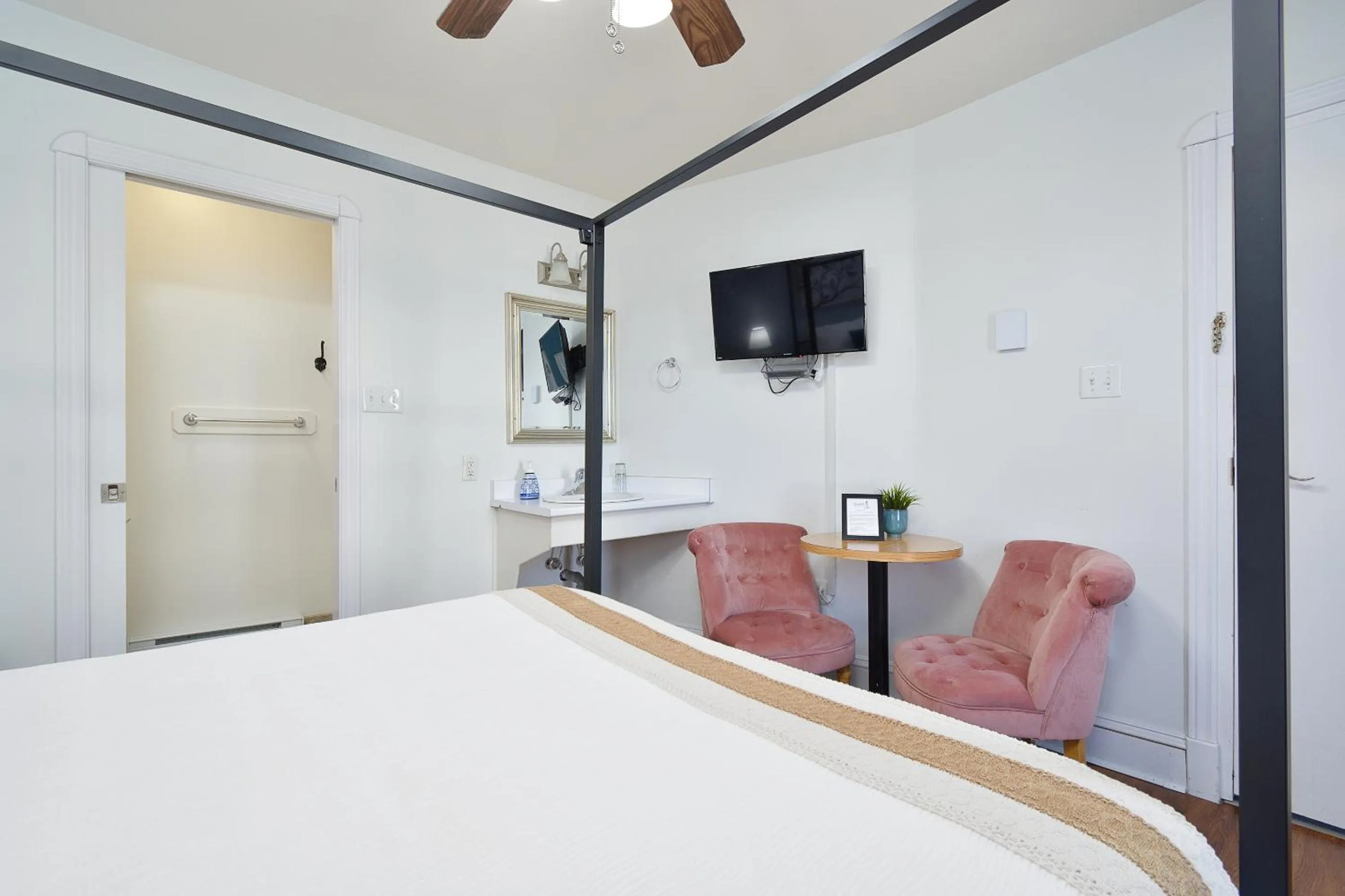 Bed in Pepperell Place Inn Inc.