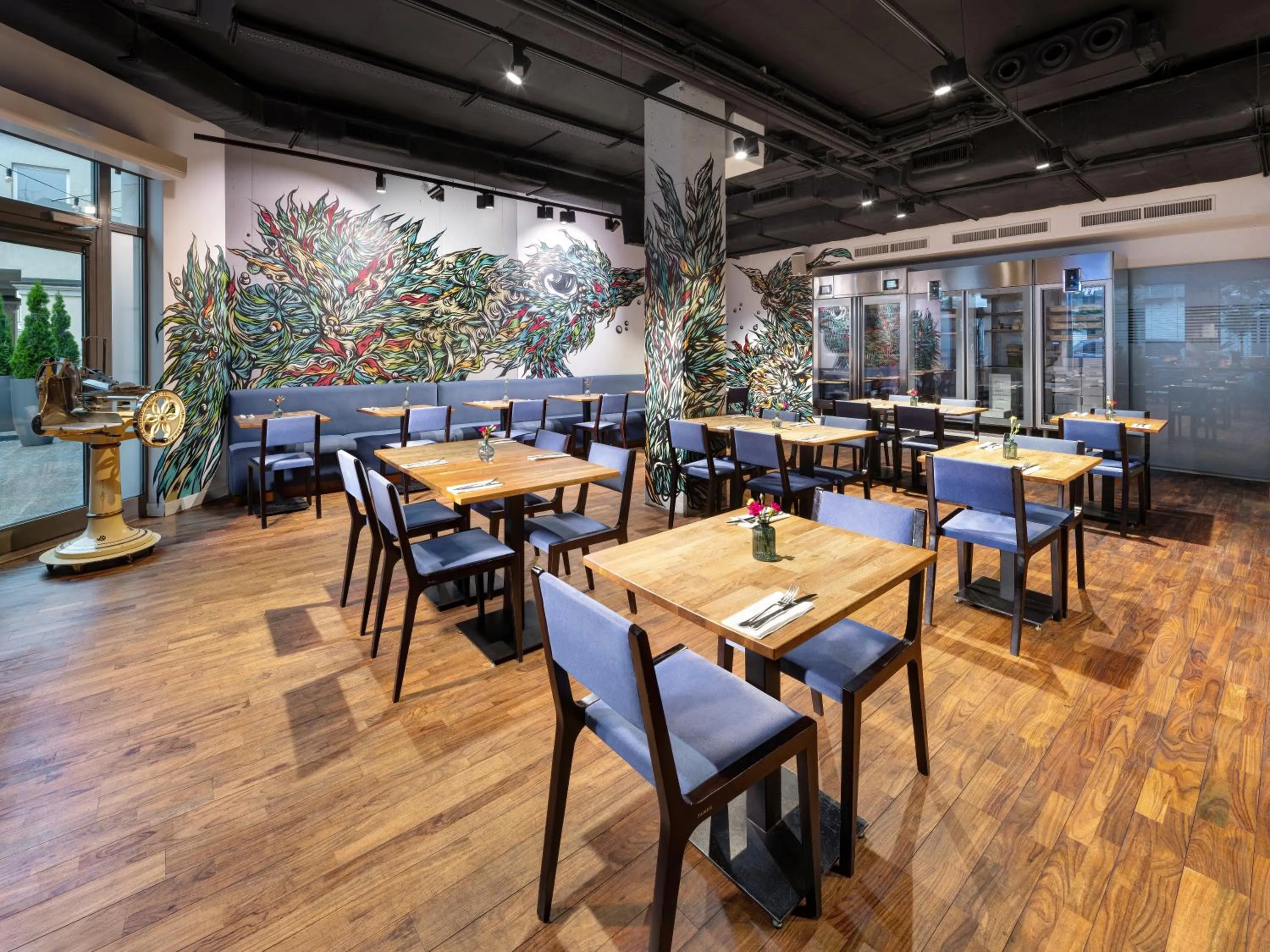 Restaurant/places to eat in Mamaison Residence Diana