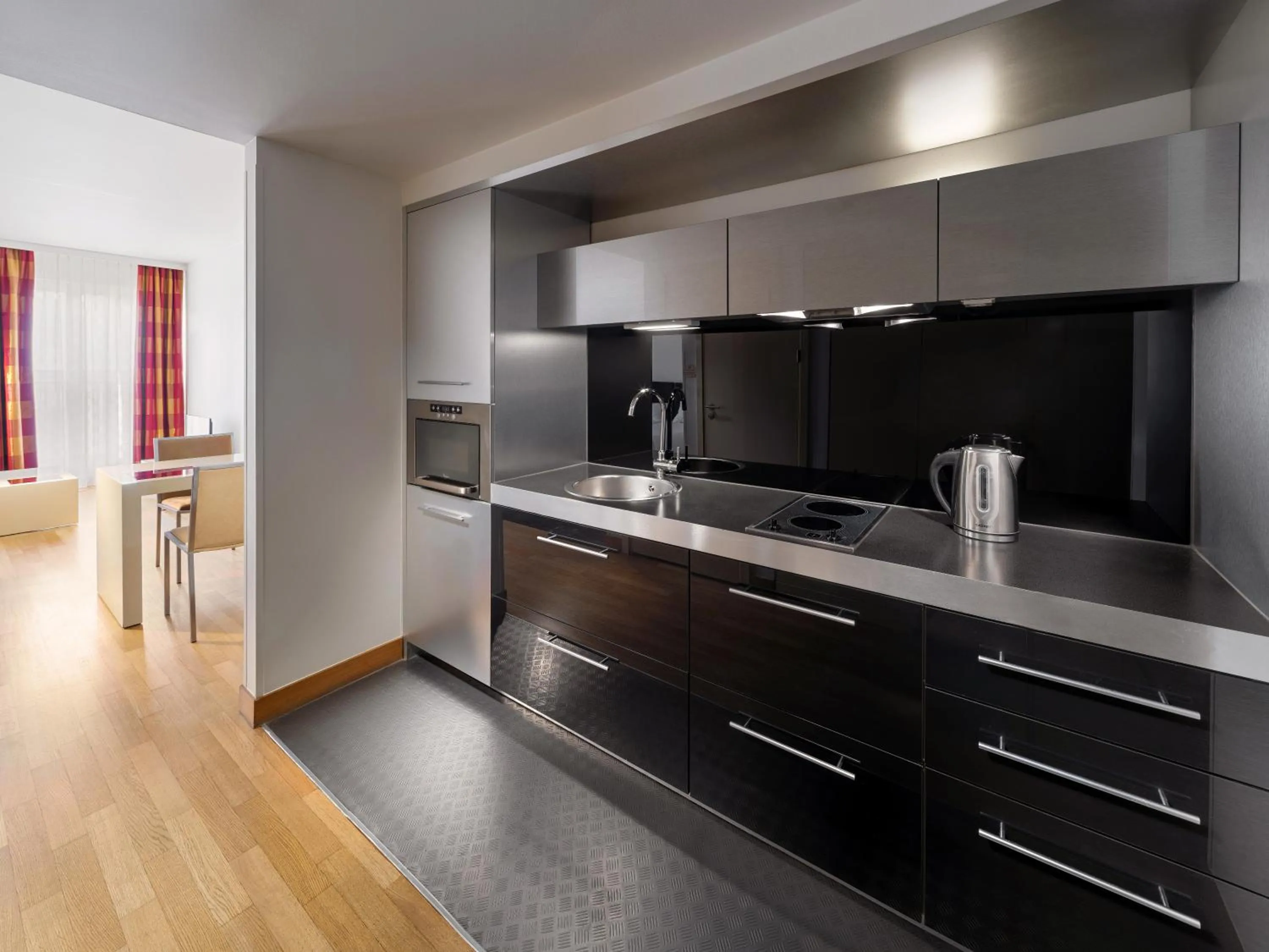 Kitchen or kitchenette in Mamaison Residence Diana