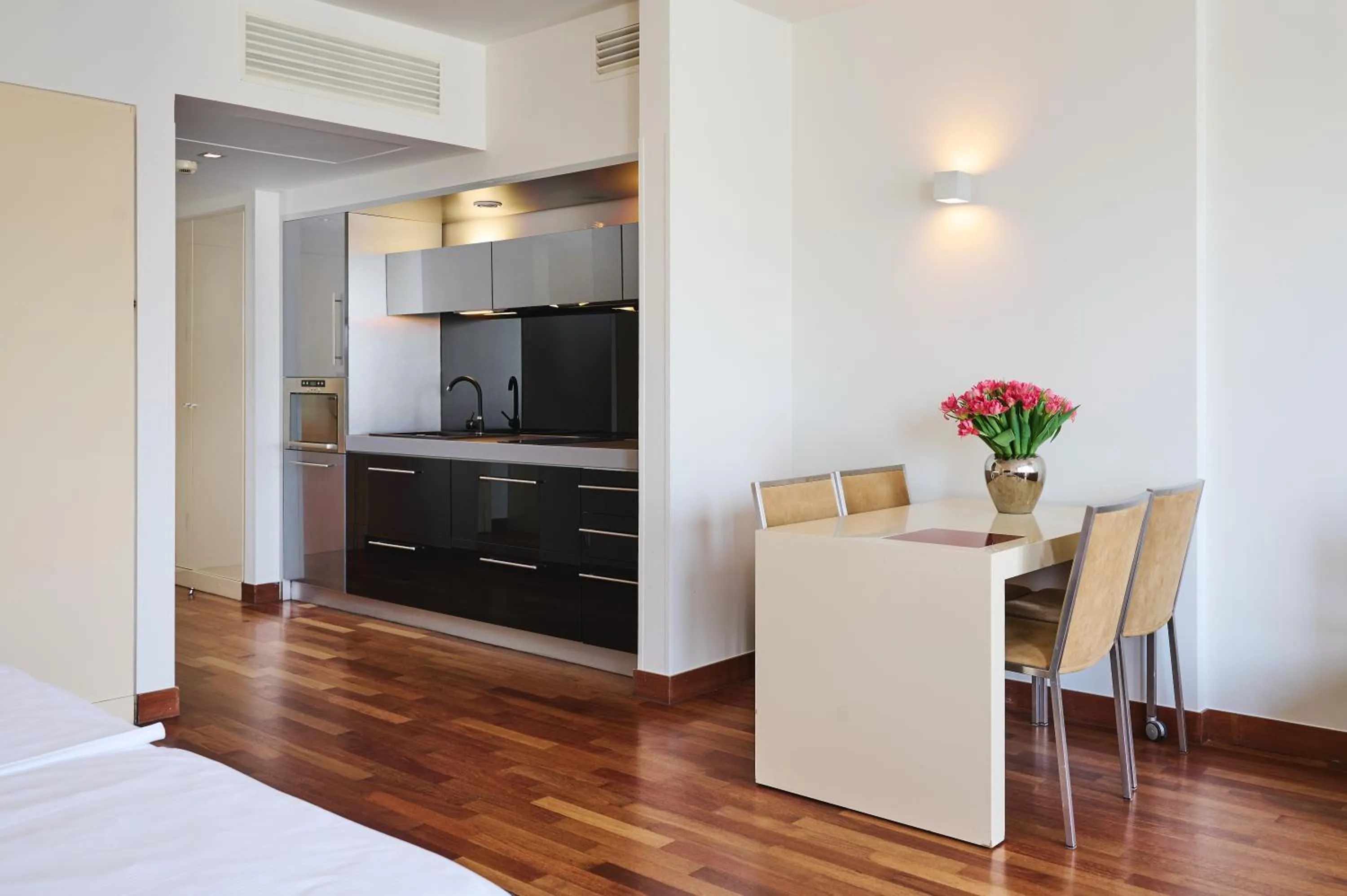 Kitchen or kitchenette in Mamaison Residence Diana