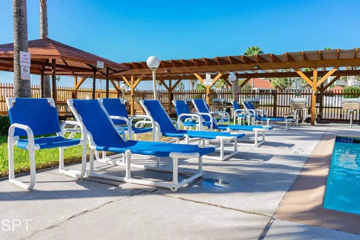 Swimming pool in Gulfview II #410 Luxe