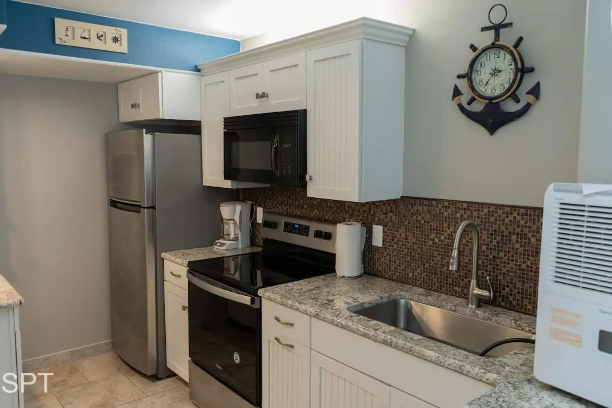 Kitchen or kitchenette in Gulfview II #410 Luxe