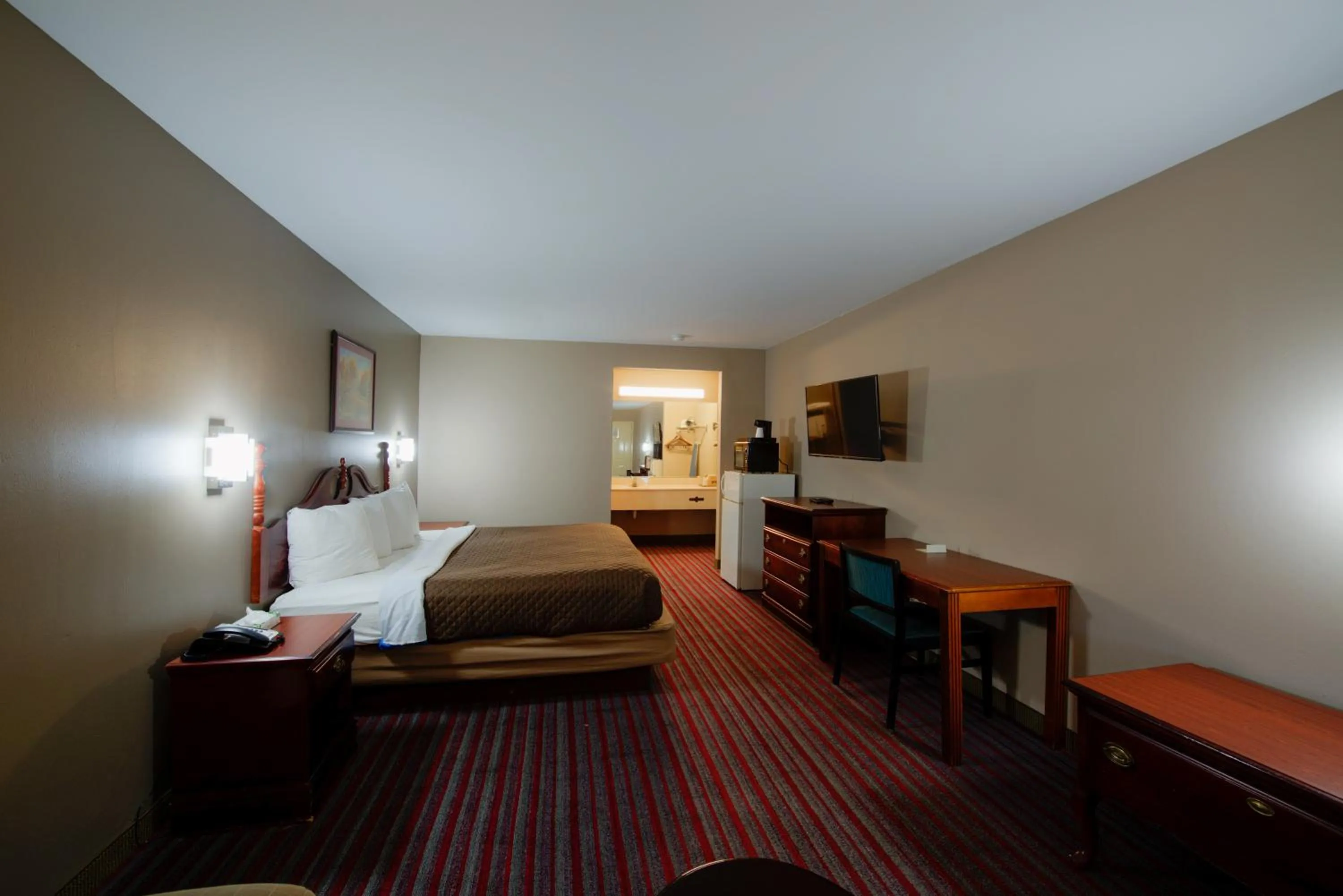 Bed in Brentwoodinn&suites Near richmond VA