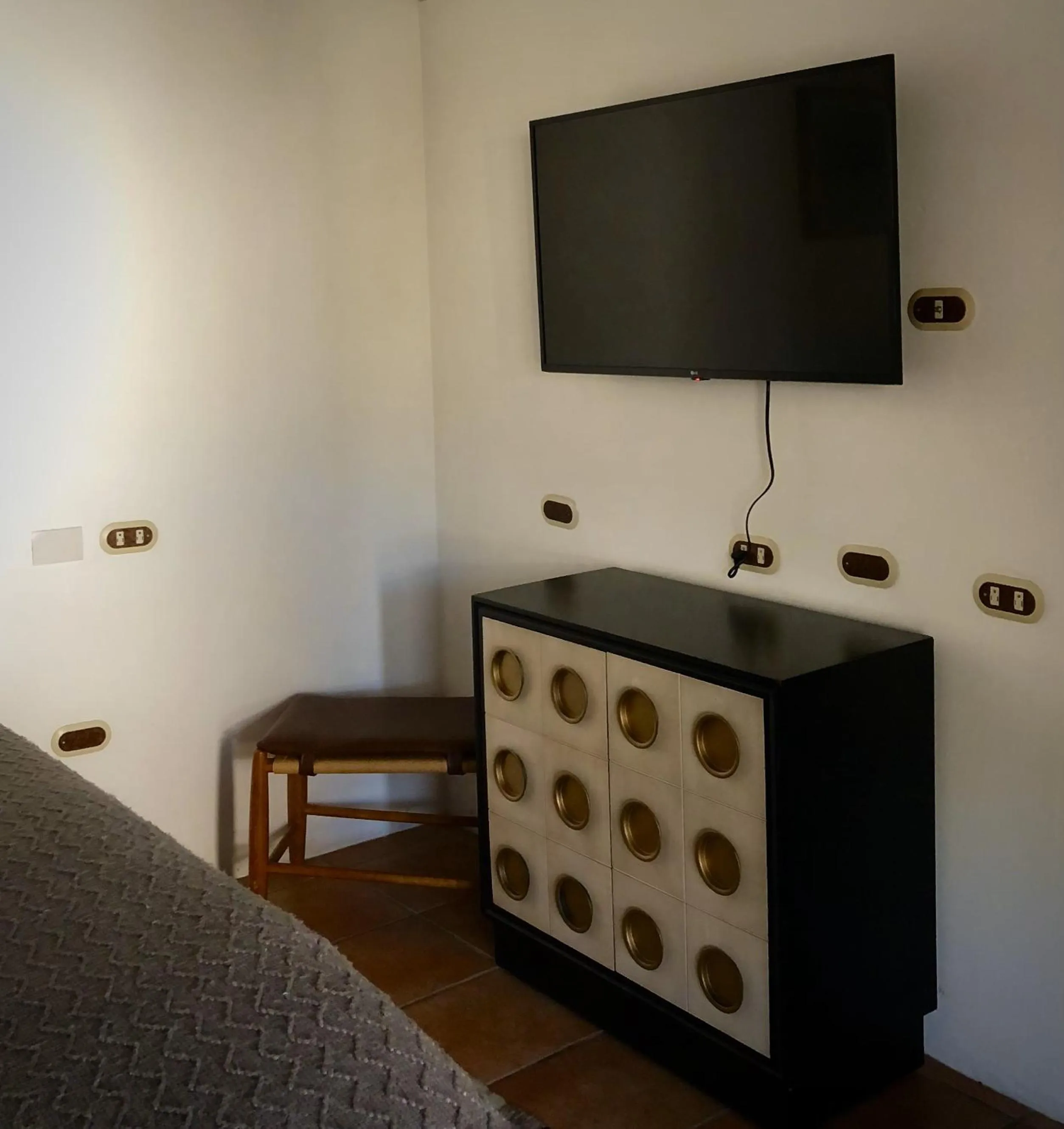 TV and multimedia in Mestizo Antigua