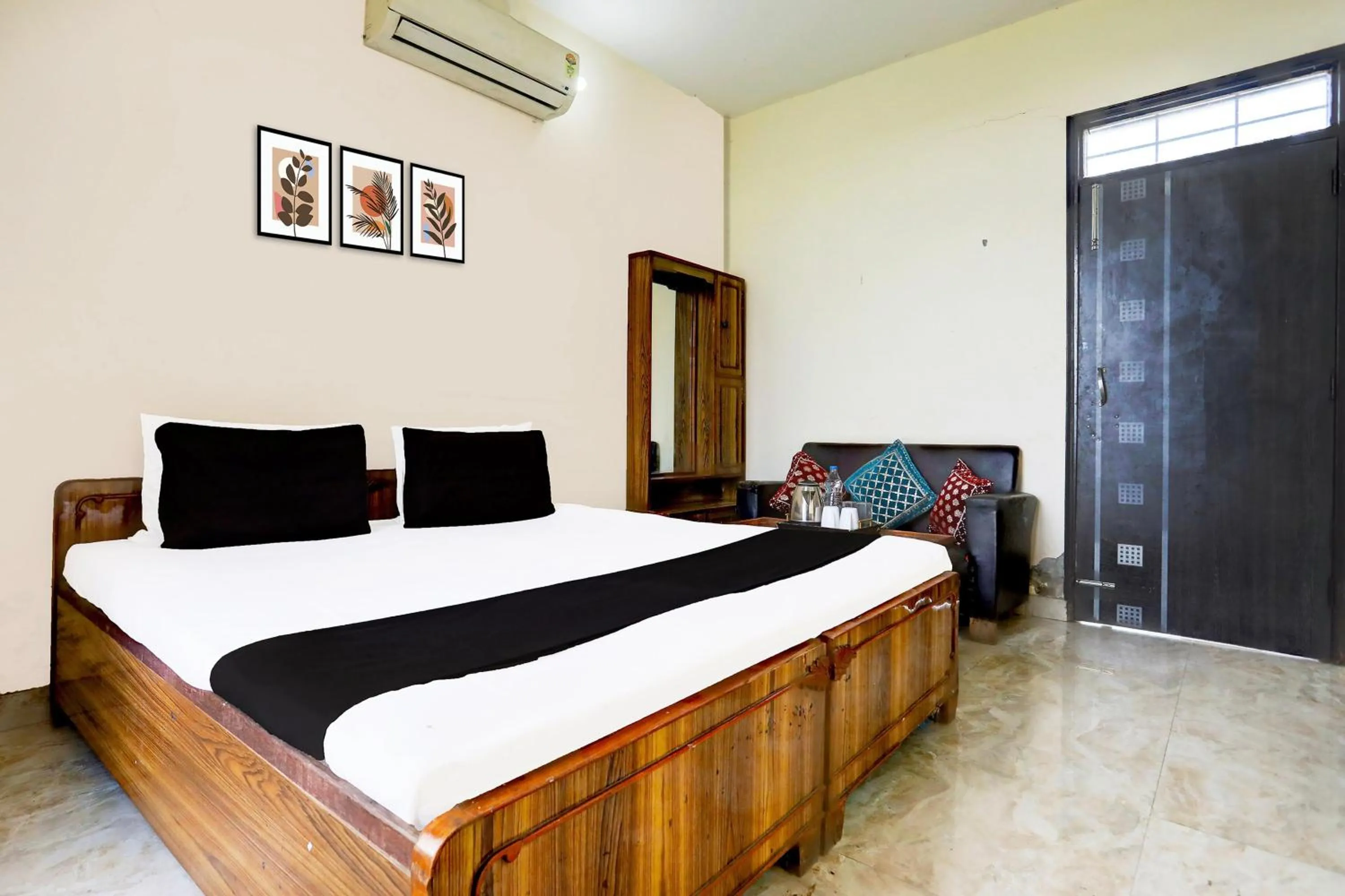 Bedroom, Bed in SPOT ON Prithvi Garden