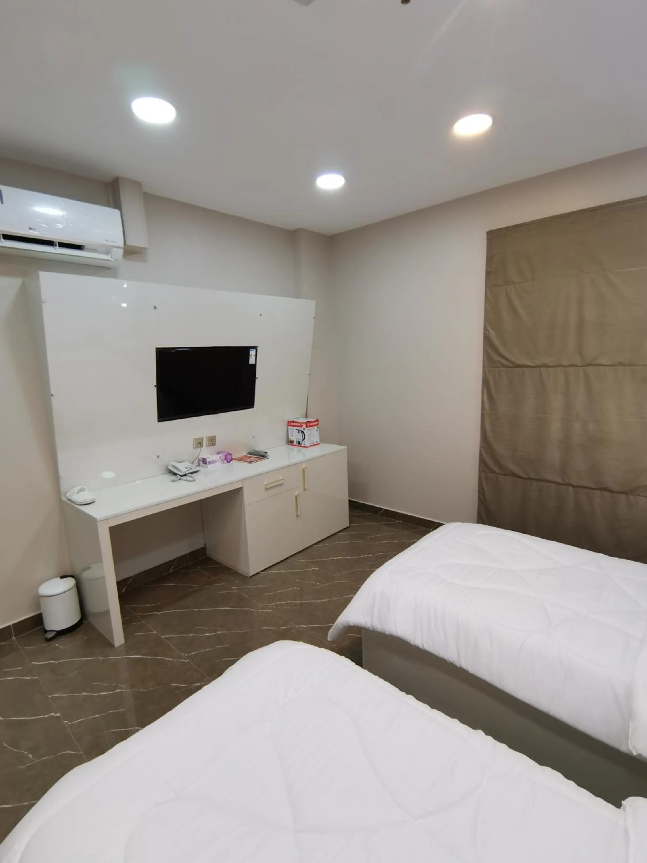 Twin Room with Shared Toilet in Marina H