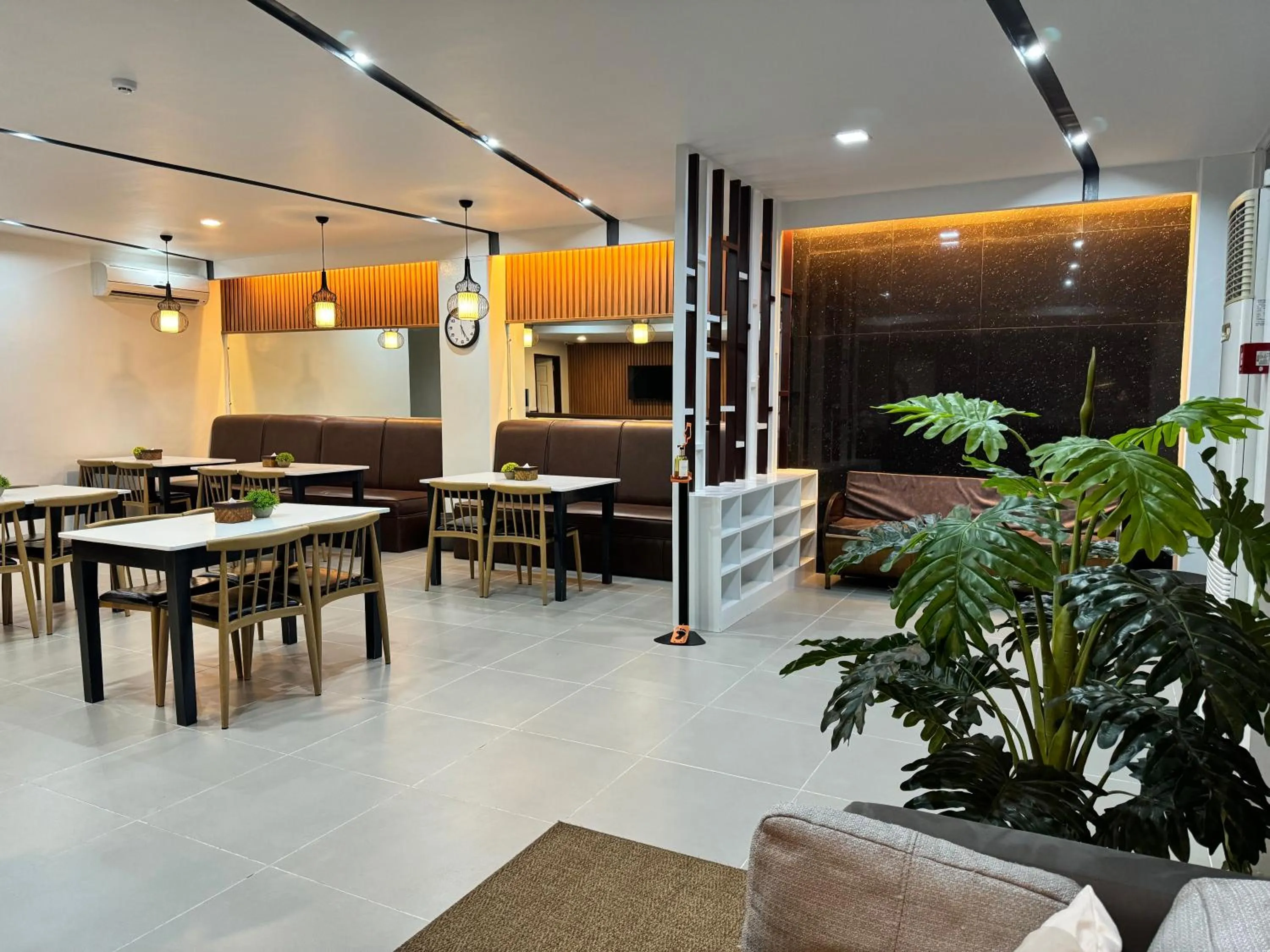 Facade/entrance in Ariano's Inn