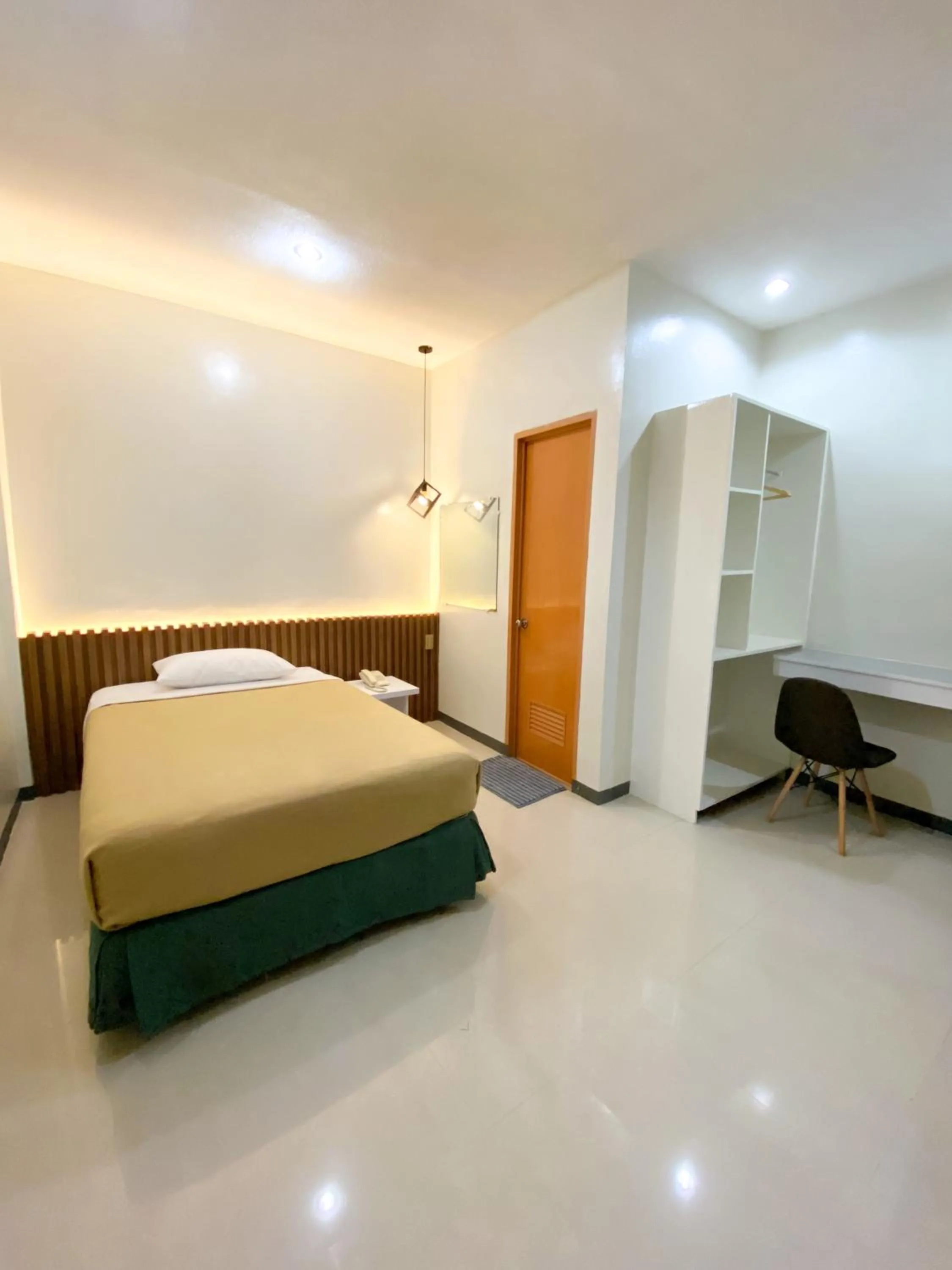 Bedroom, Bed in Ariano's Inn