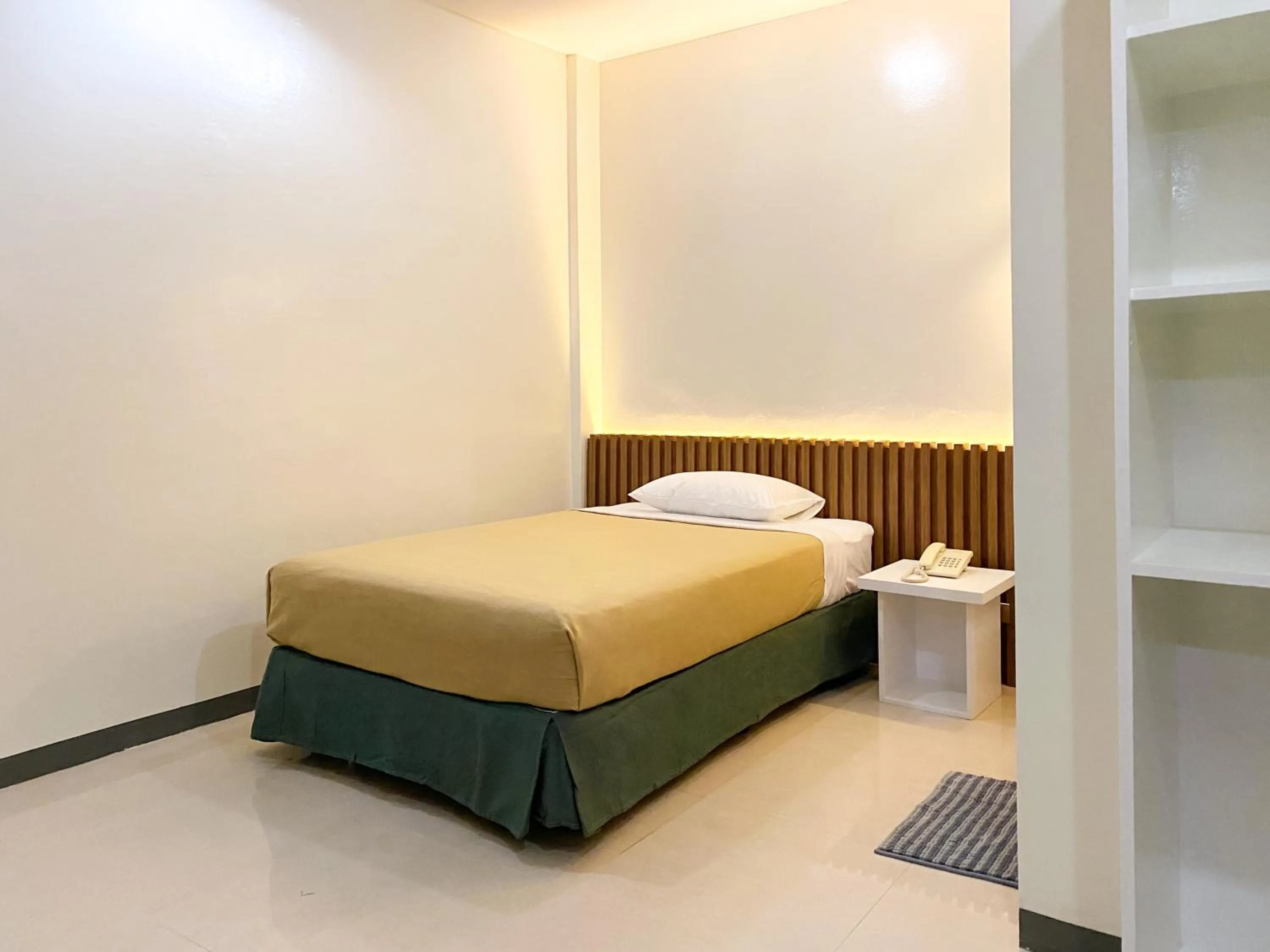 Bedroom, Bed in Ariano's Inn