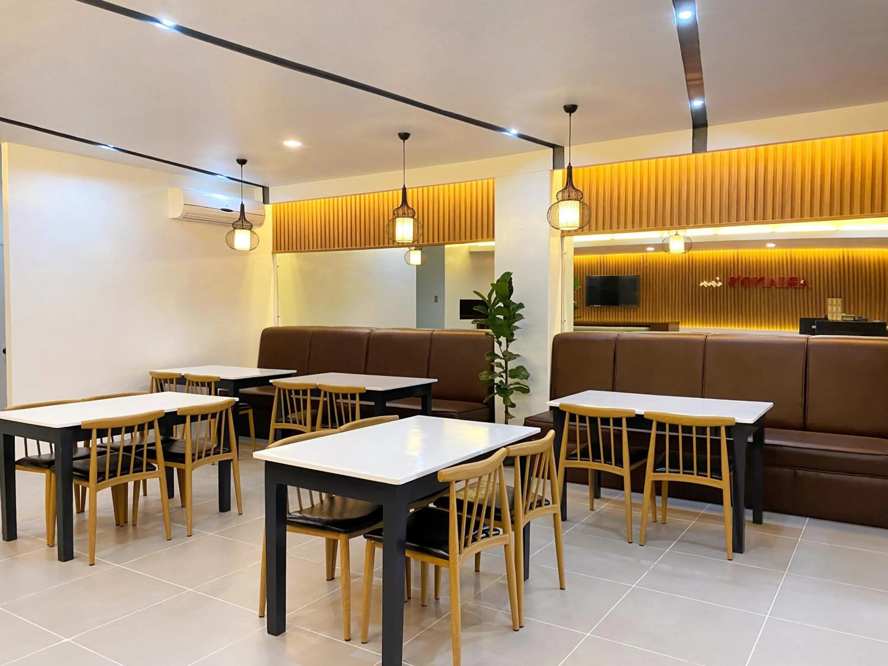 Restaurant/places to eat in Ariano's Inn