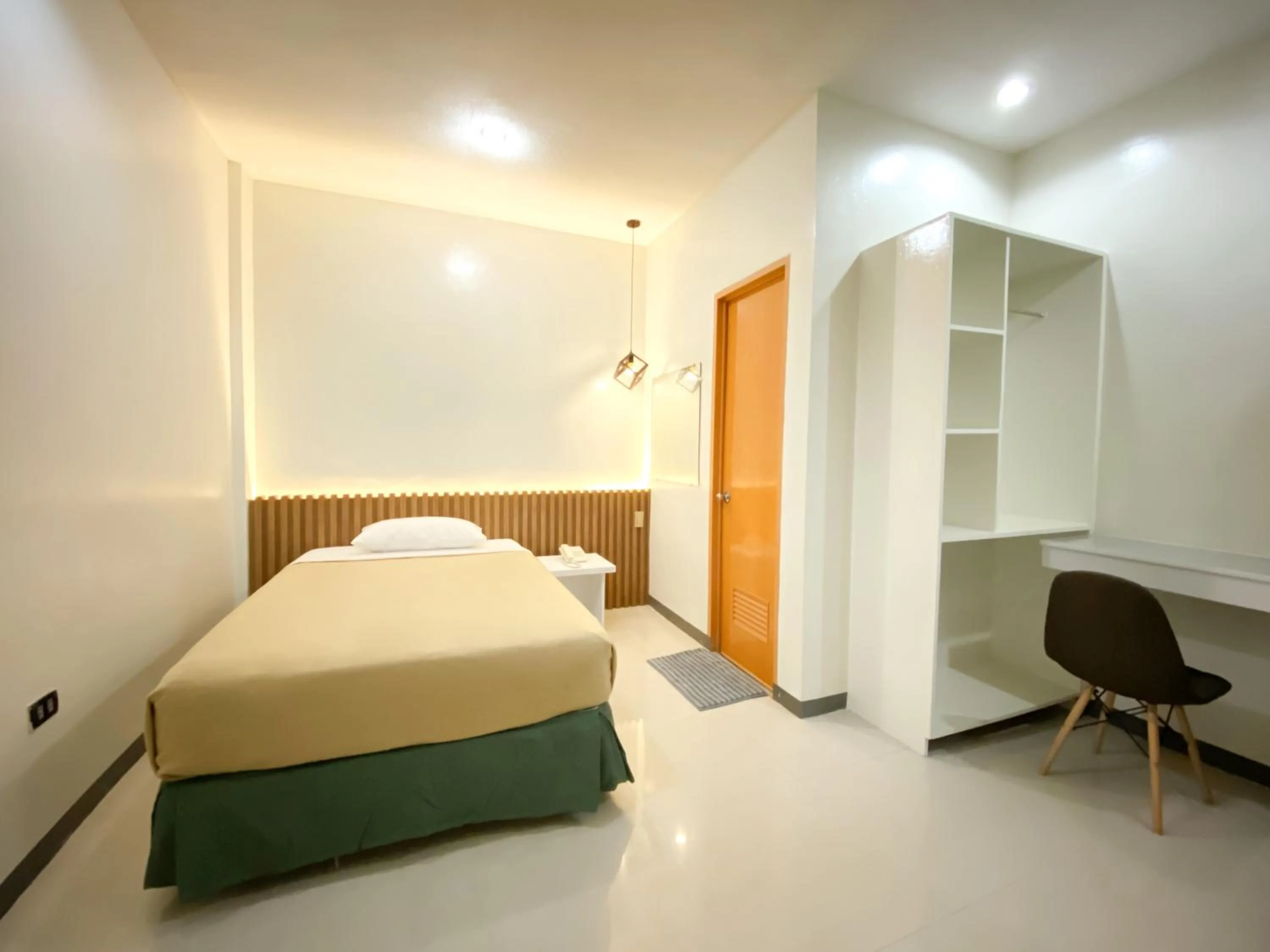 Bedroom, Bed in Ariano's Inn