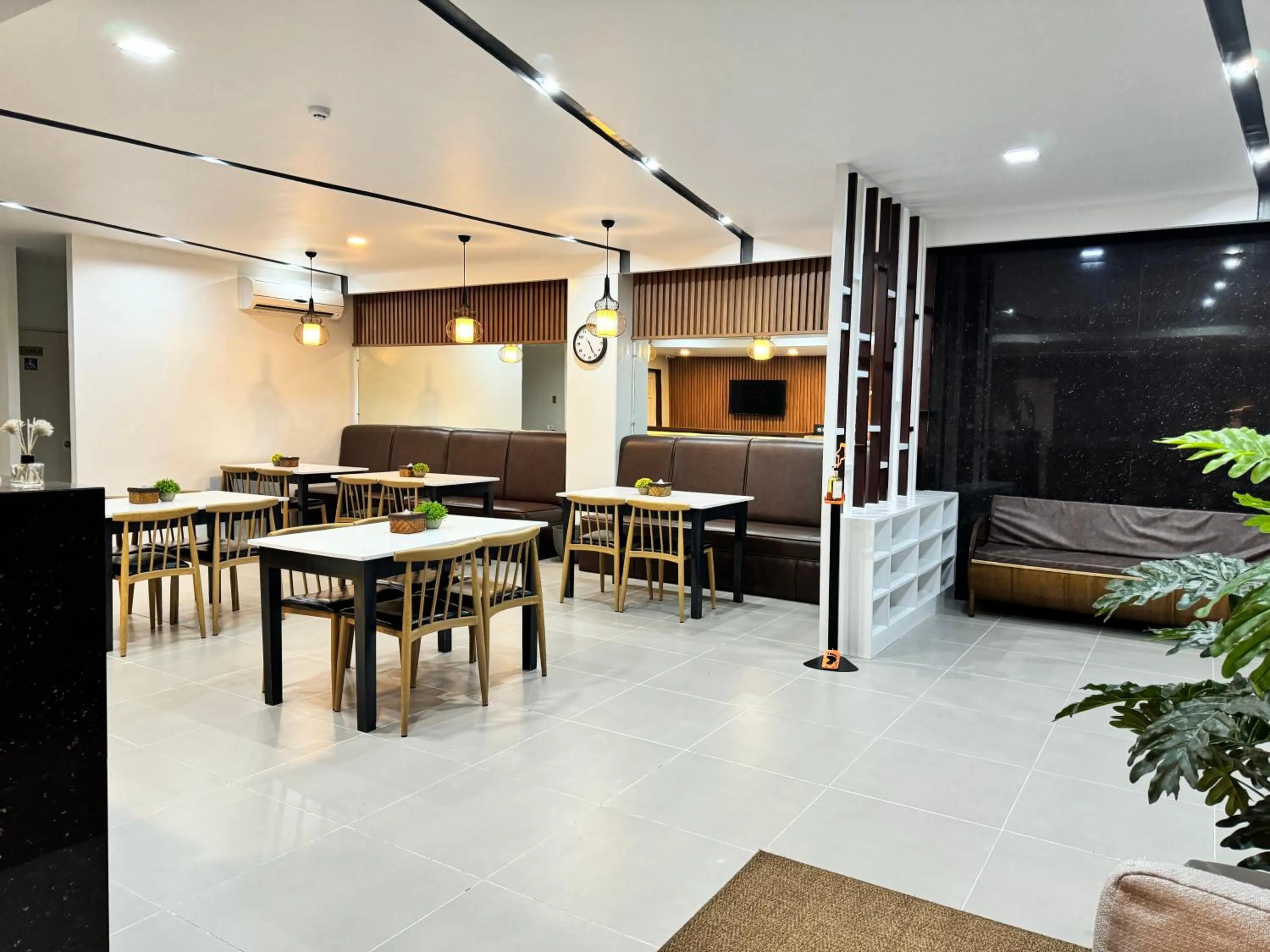 Restaurant/places to eat in Ariano's Inn