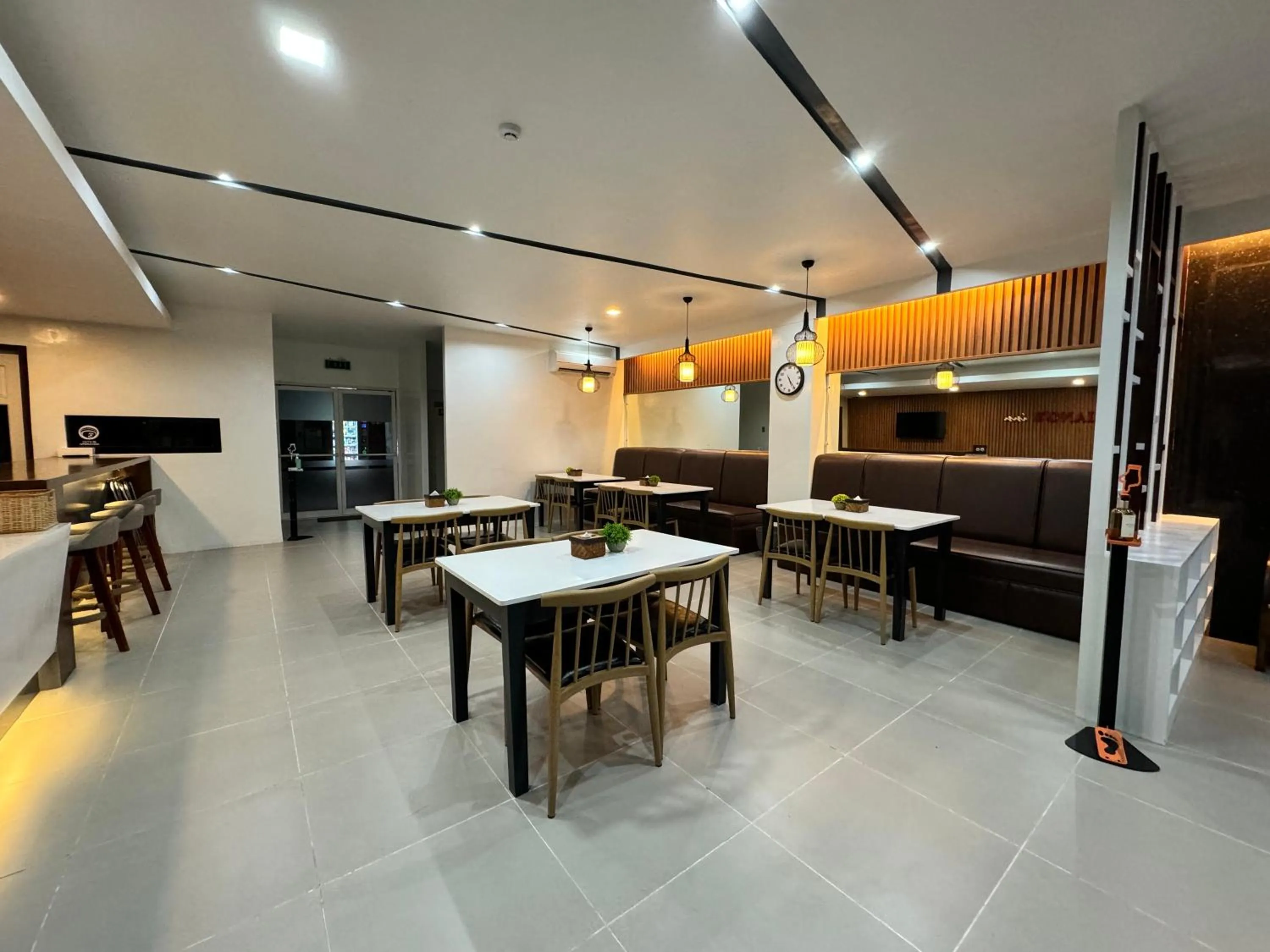 Restaurant/places to eat in Ariano's Inn