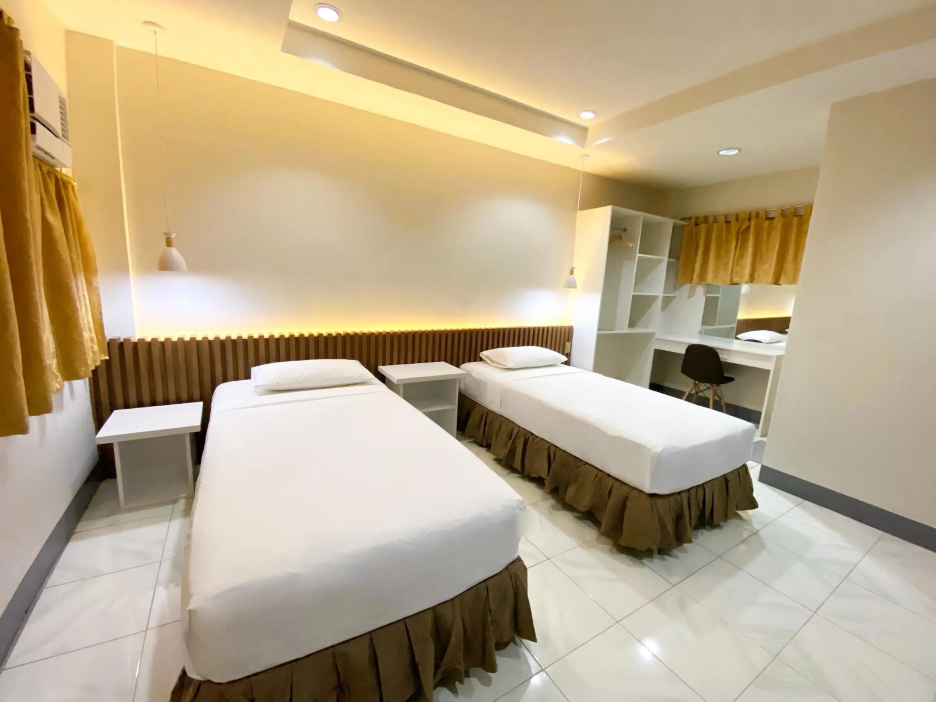 Photo of the whole room, Bed in Ariano's Inn