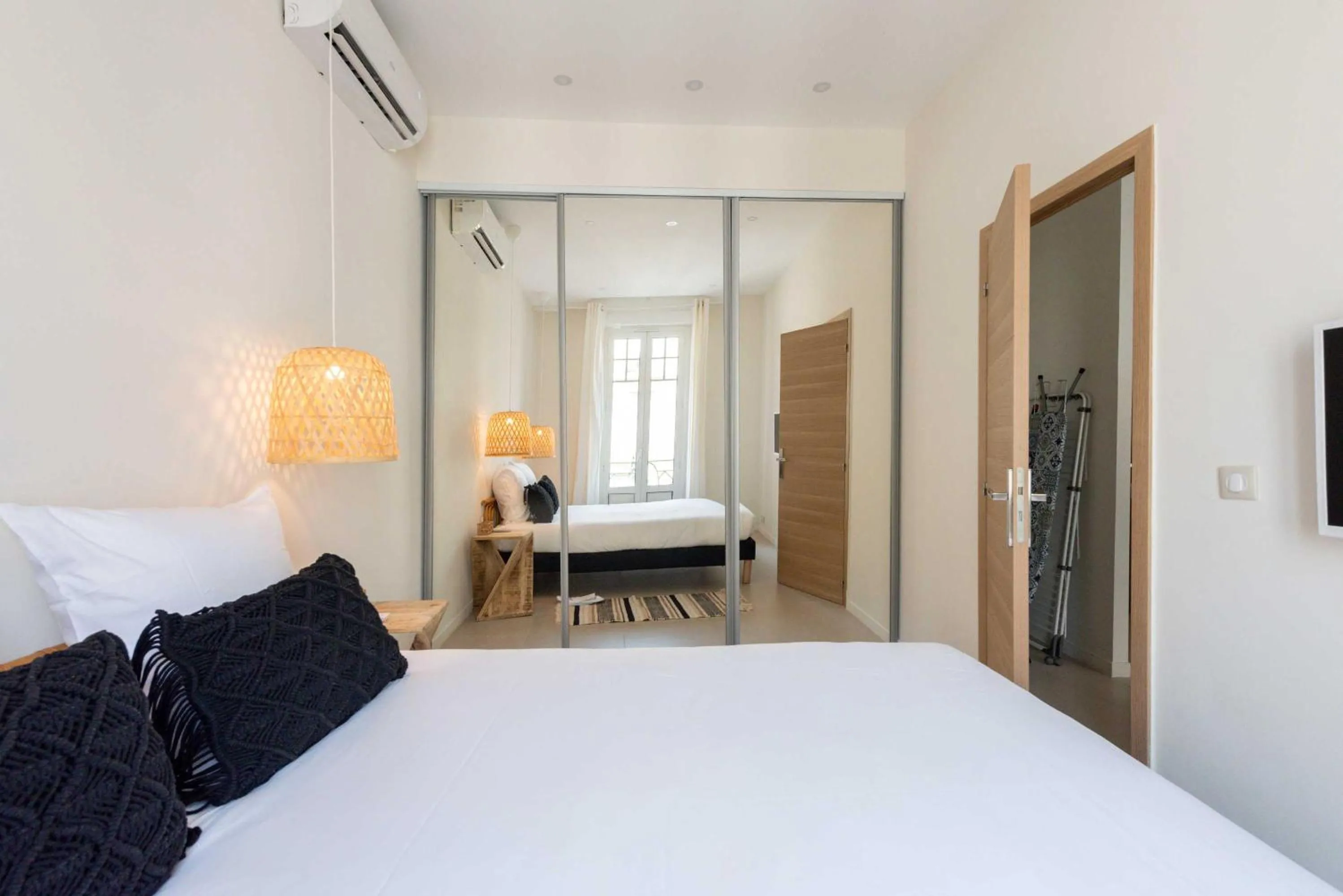 Bed in Nice apartment Juan-Les-Pins - 300m Beach