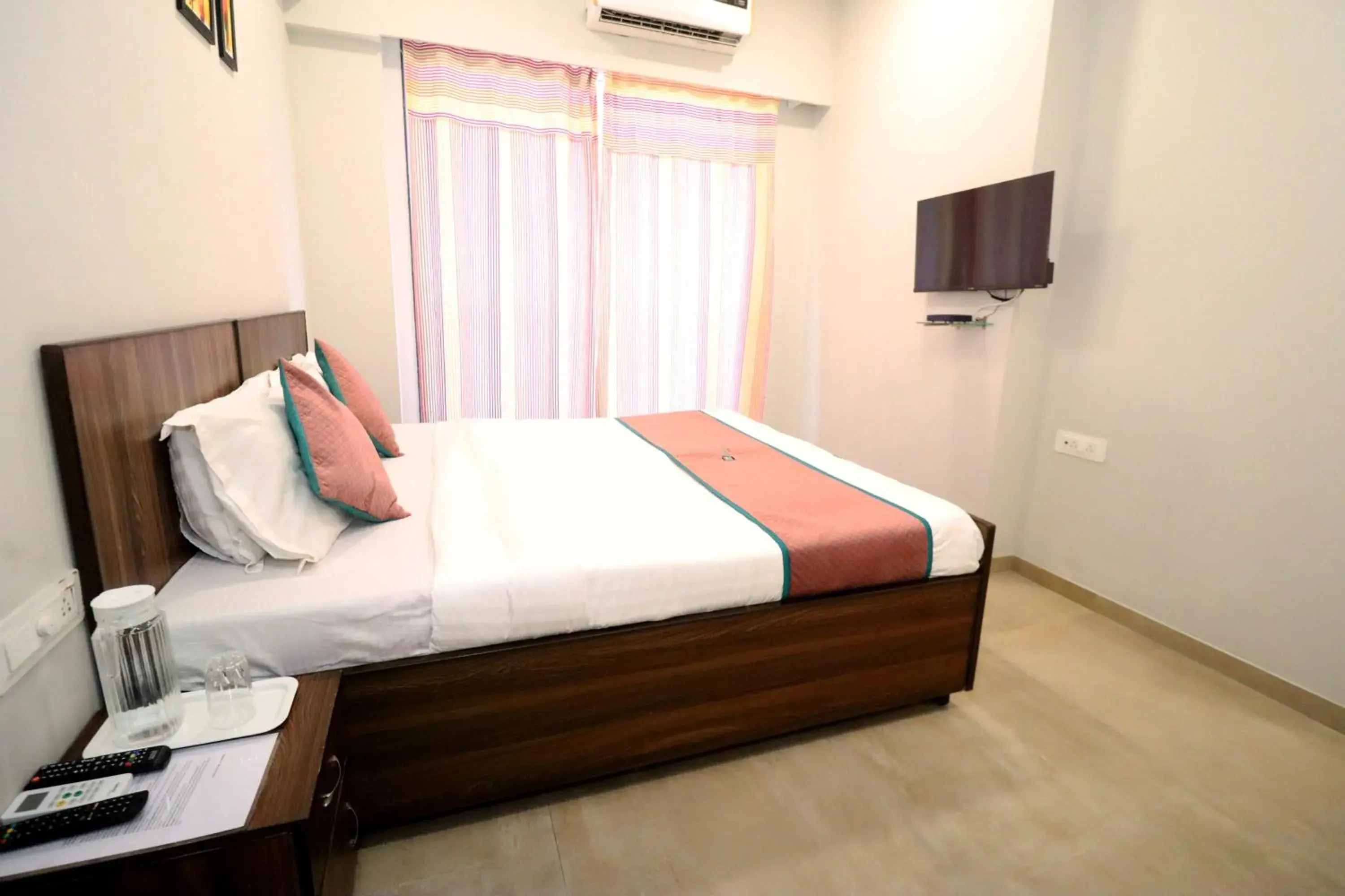 Superior Double Room in Pinaki Comfort Stay Vile Parle - Near Airport Superior Double Room in Pinaki Comfort Stay Vile Parle - Near Airport