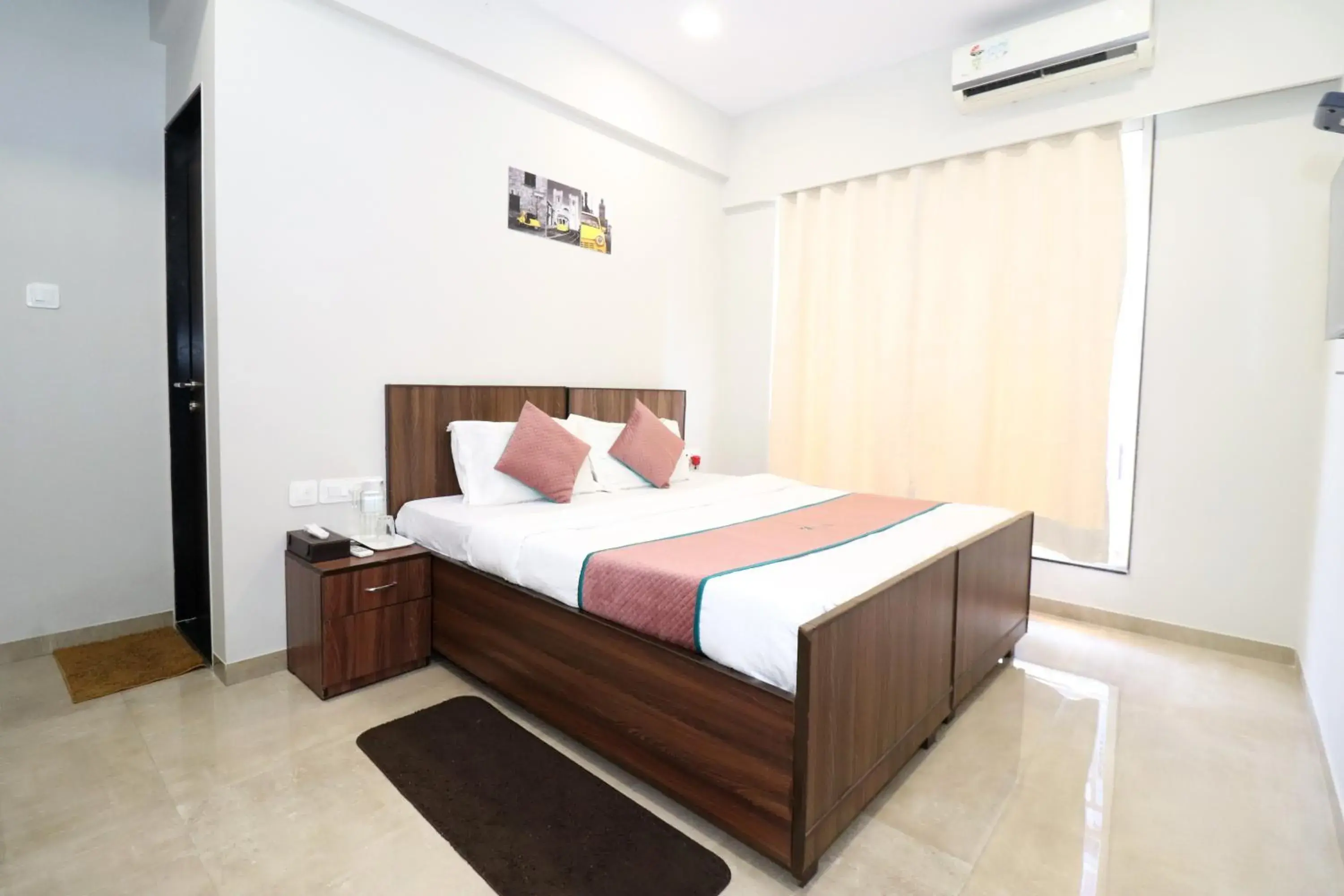 Deluxe Double Room in Pinaki Comfort Stay Vile Parle - Near Airport Deluxe Double Room in Pinaki Comfort Stay Vile Parle - Near Airport