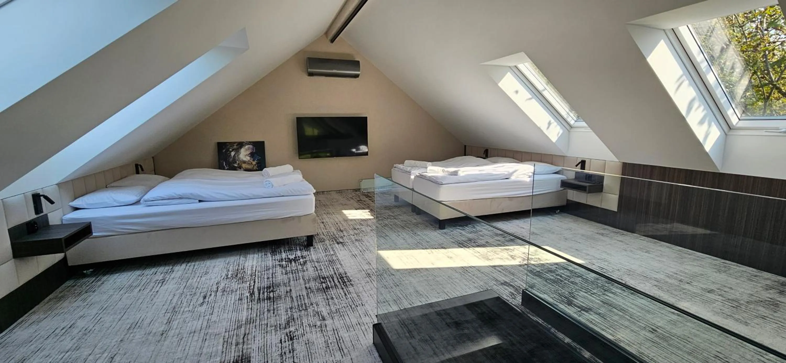 Photo of the whole room, Bed in Lake Park