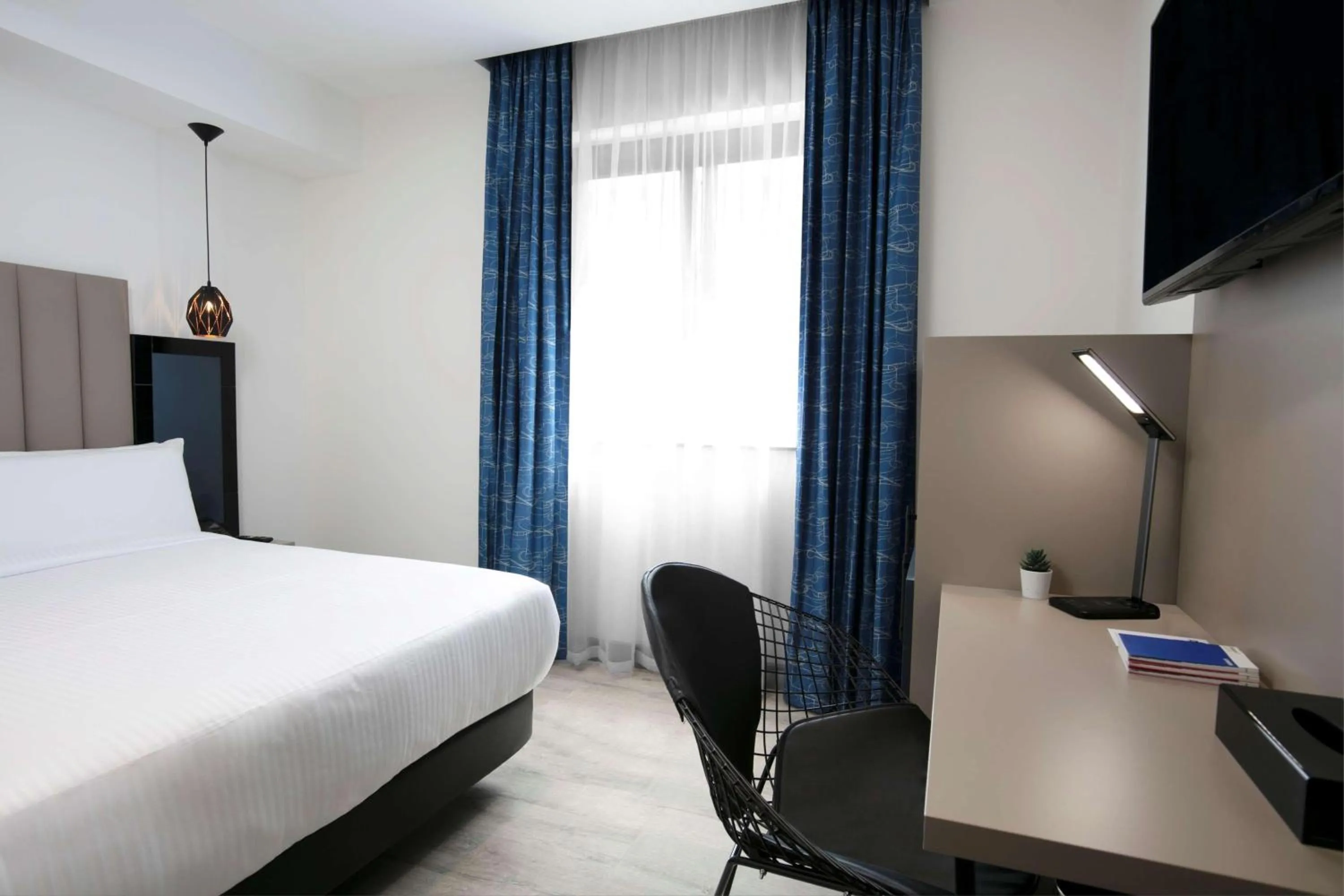 Bedroom, Bed in Sadie Best Western Hotel at Luton