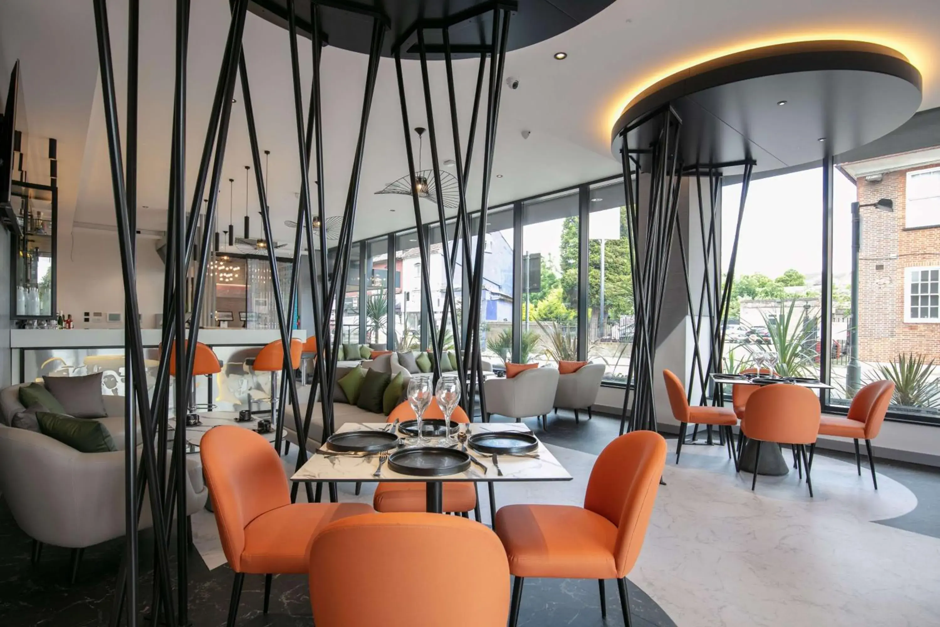 Lounge or bar in Sadie Best Western Hotel at Luton Lounge or bar in Sadie Best Western Hotel at Luton