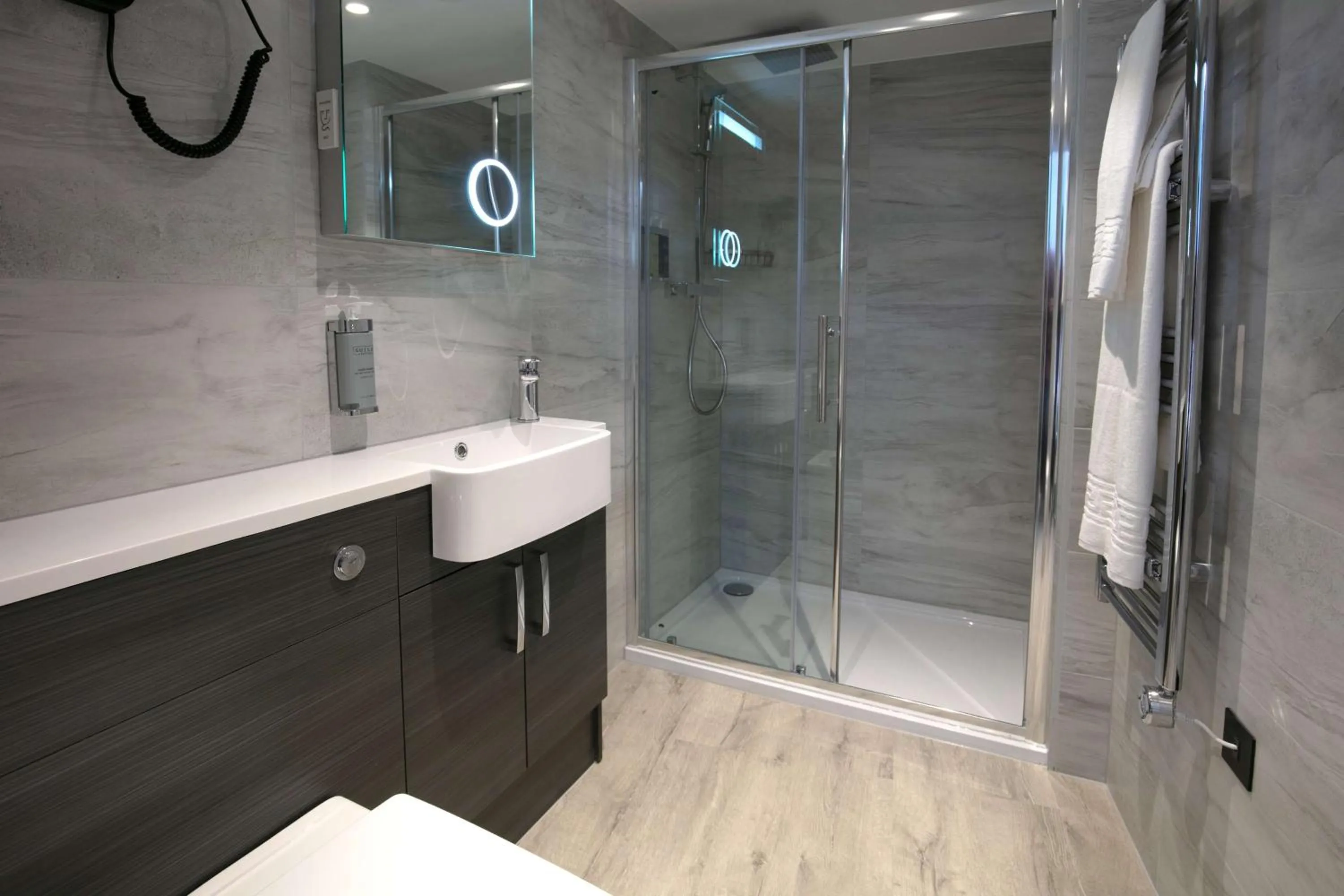 Bathroom in Sadie Best Western Hotel at Luton