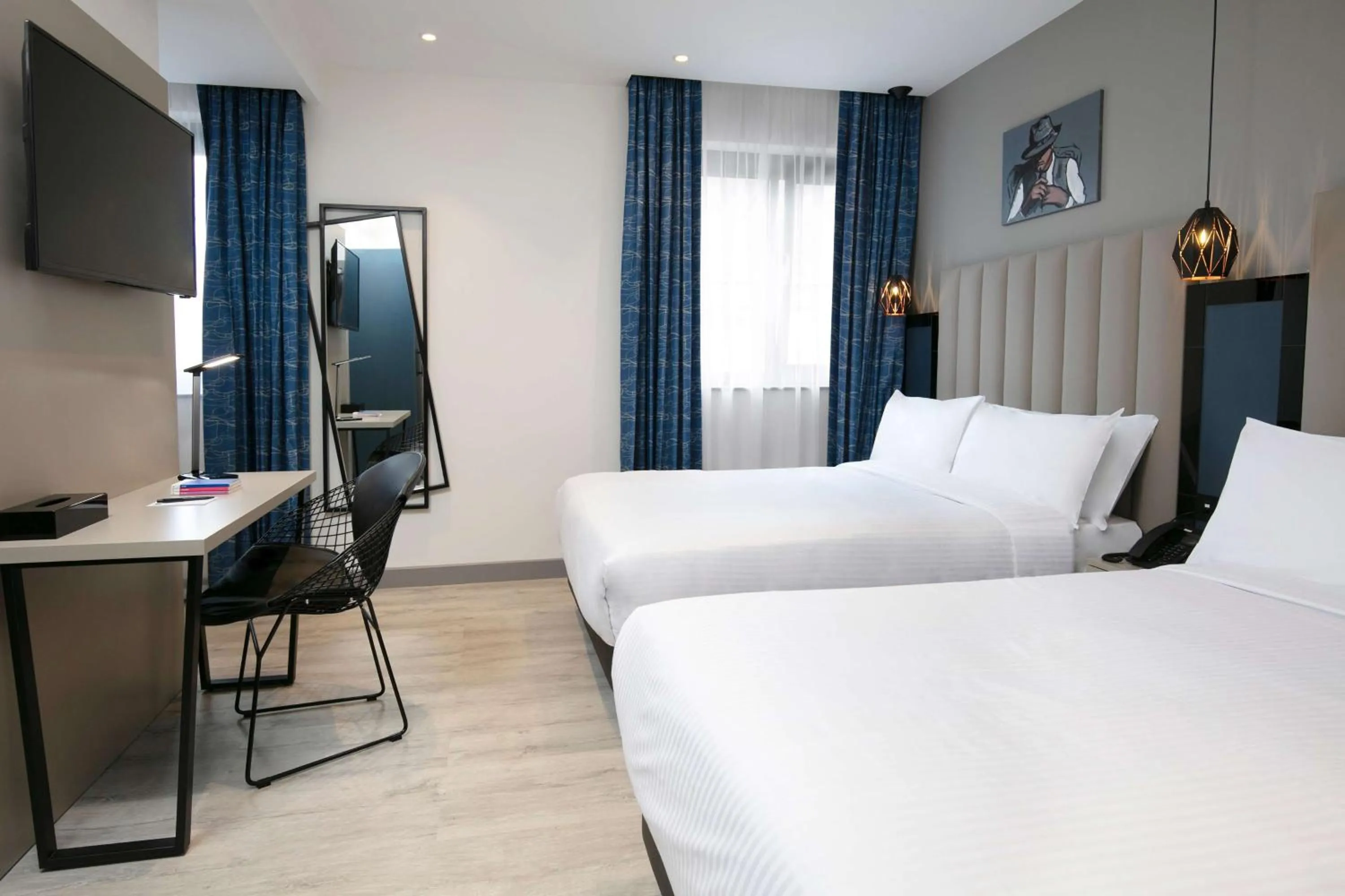 Bed in Sadie Best Western Hotel at Luton