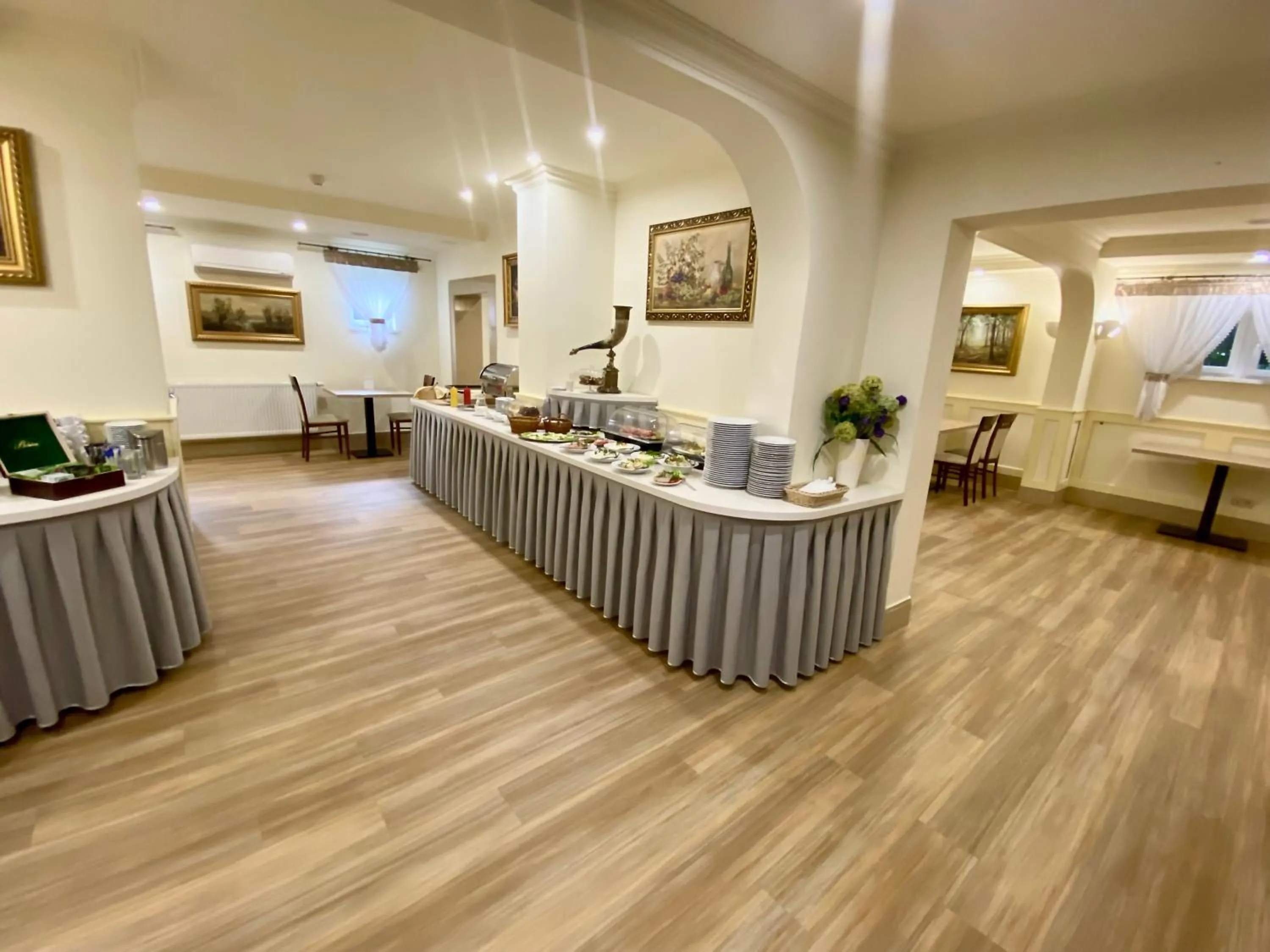 Restaurant/places to eat in Senator