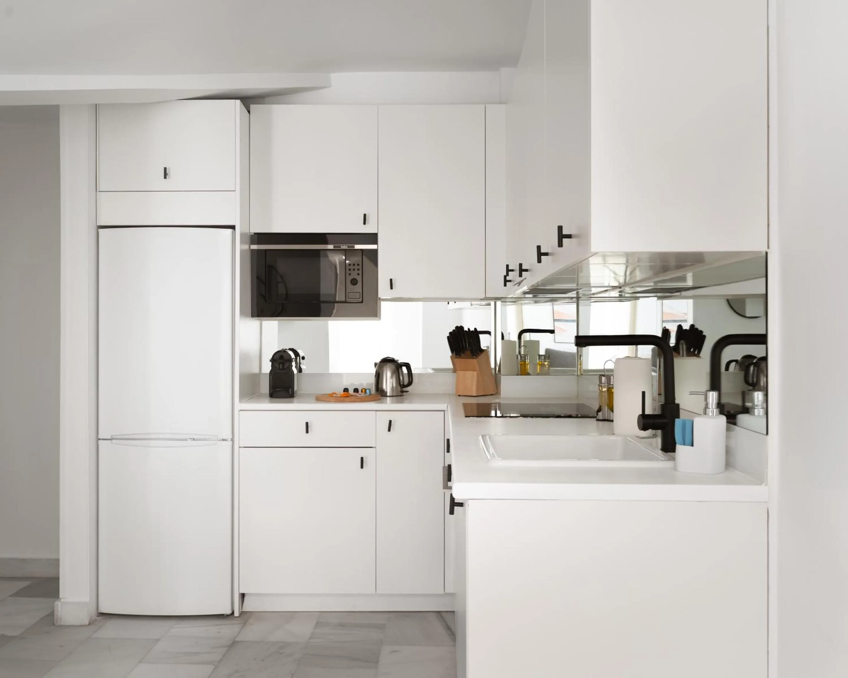 microwave in Limehome Madrid Sol