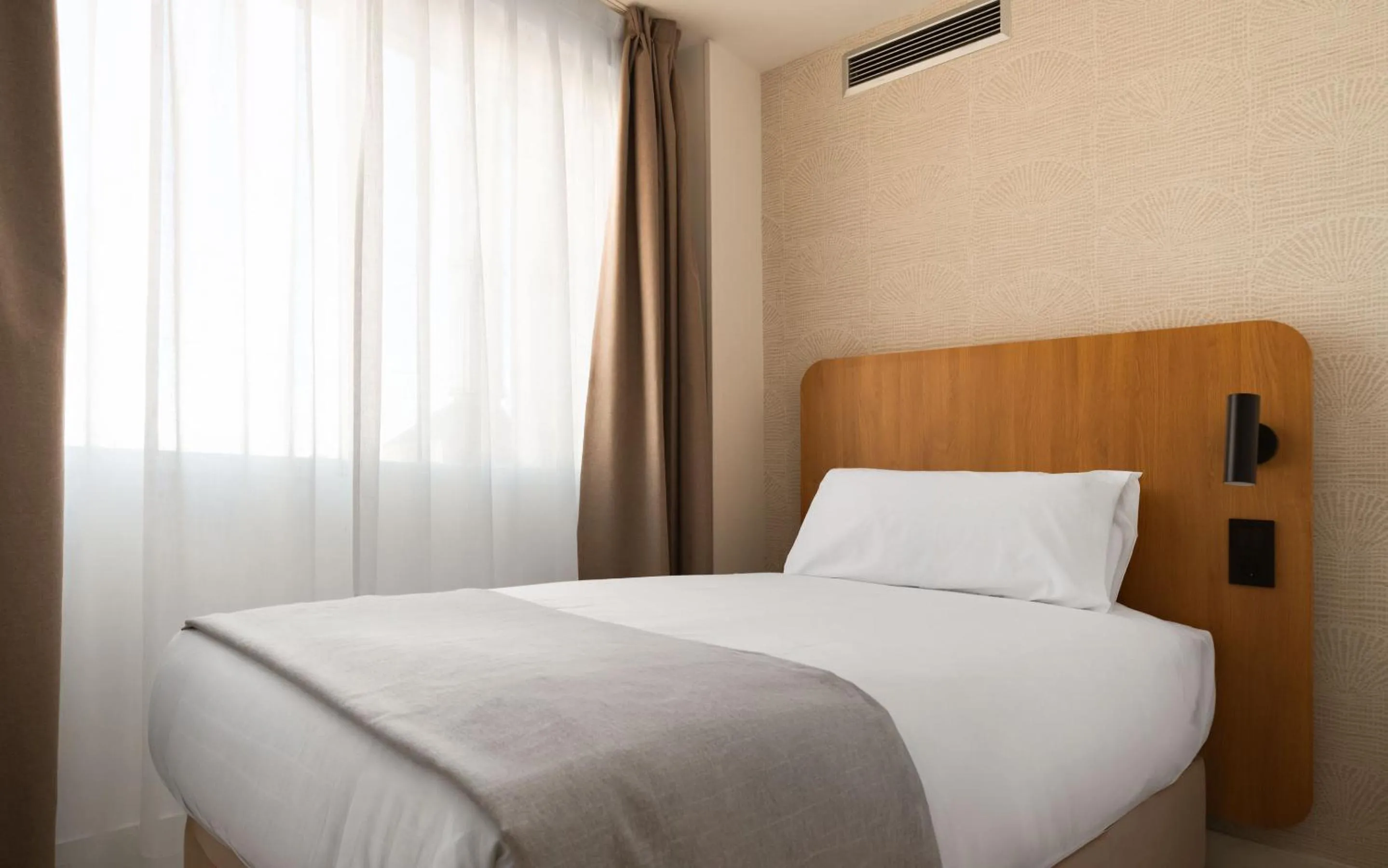 Bed in Limehome Madrid Sol
