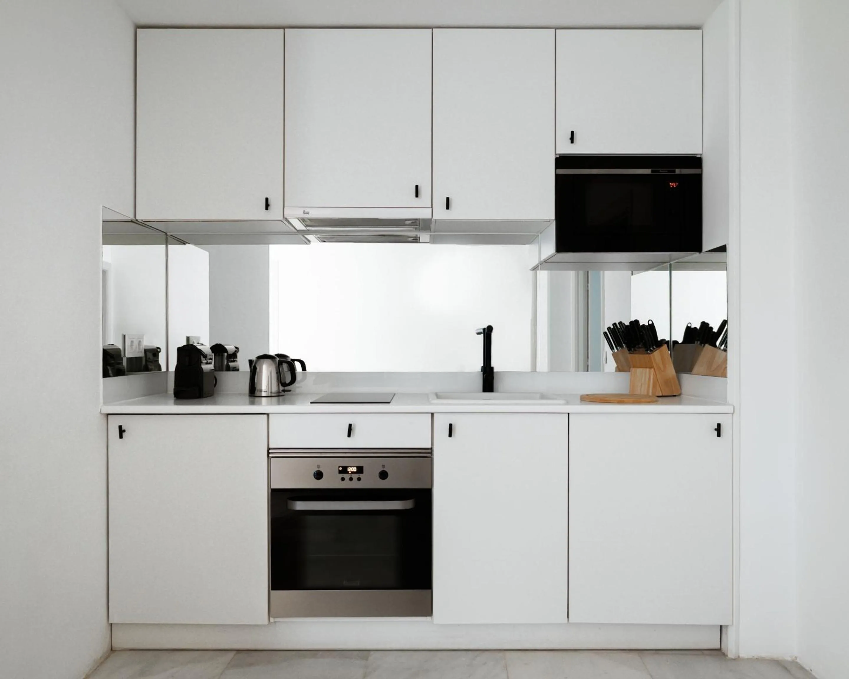 Coffee/tea facilities in Limehome Madrid Sol
