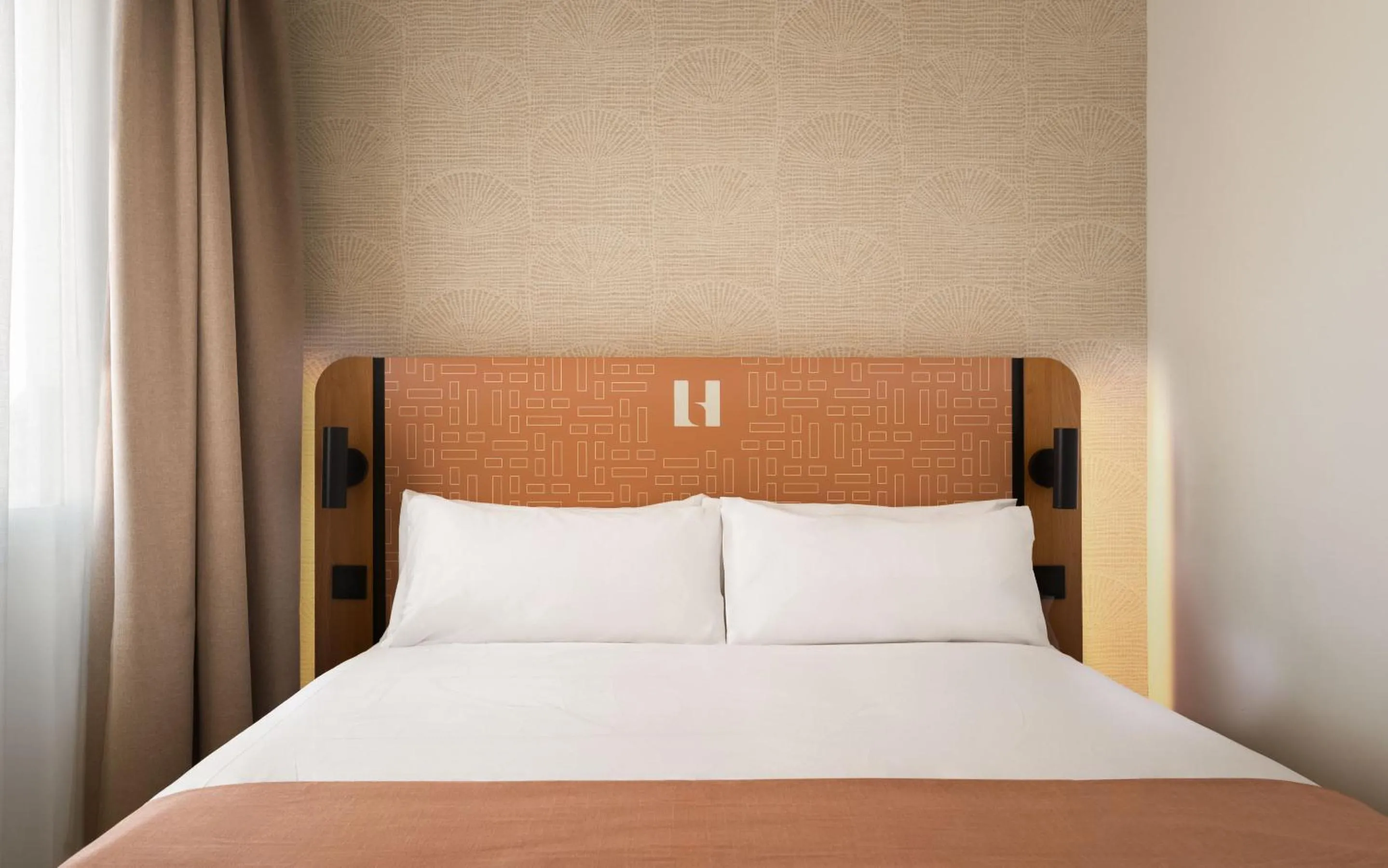 Bed in Limehome Madrid Sol