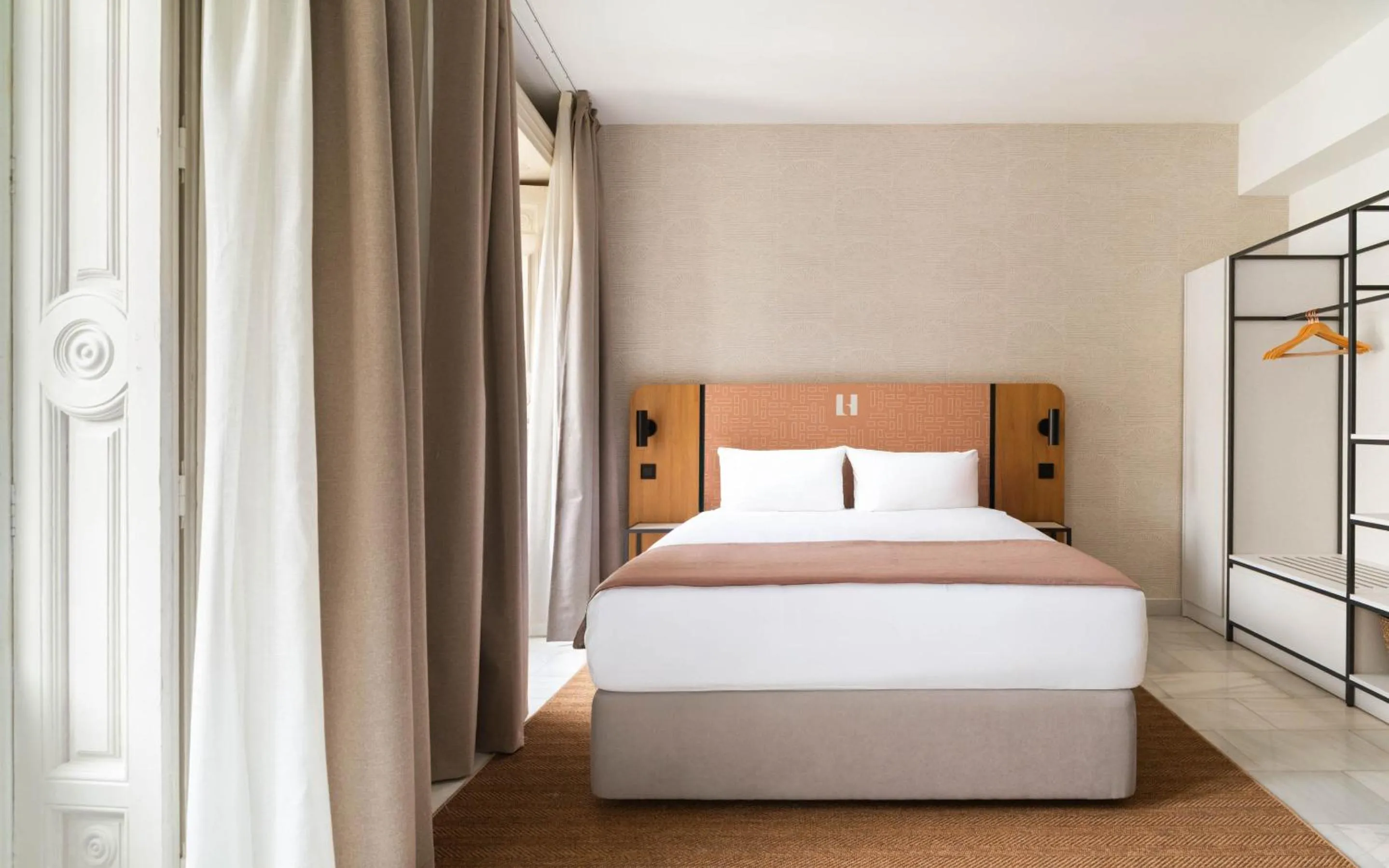 Bed in Limehome Madrid Sol