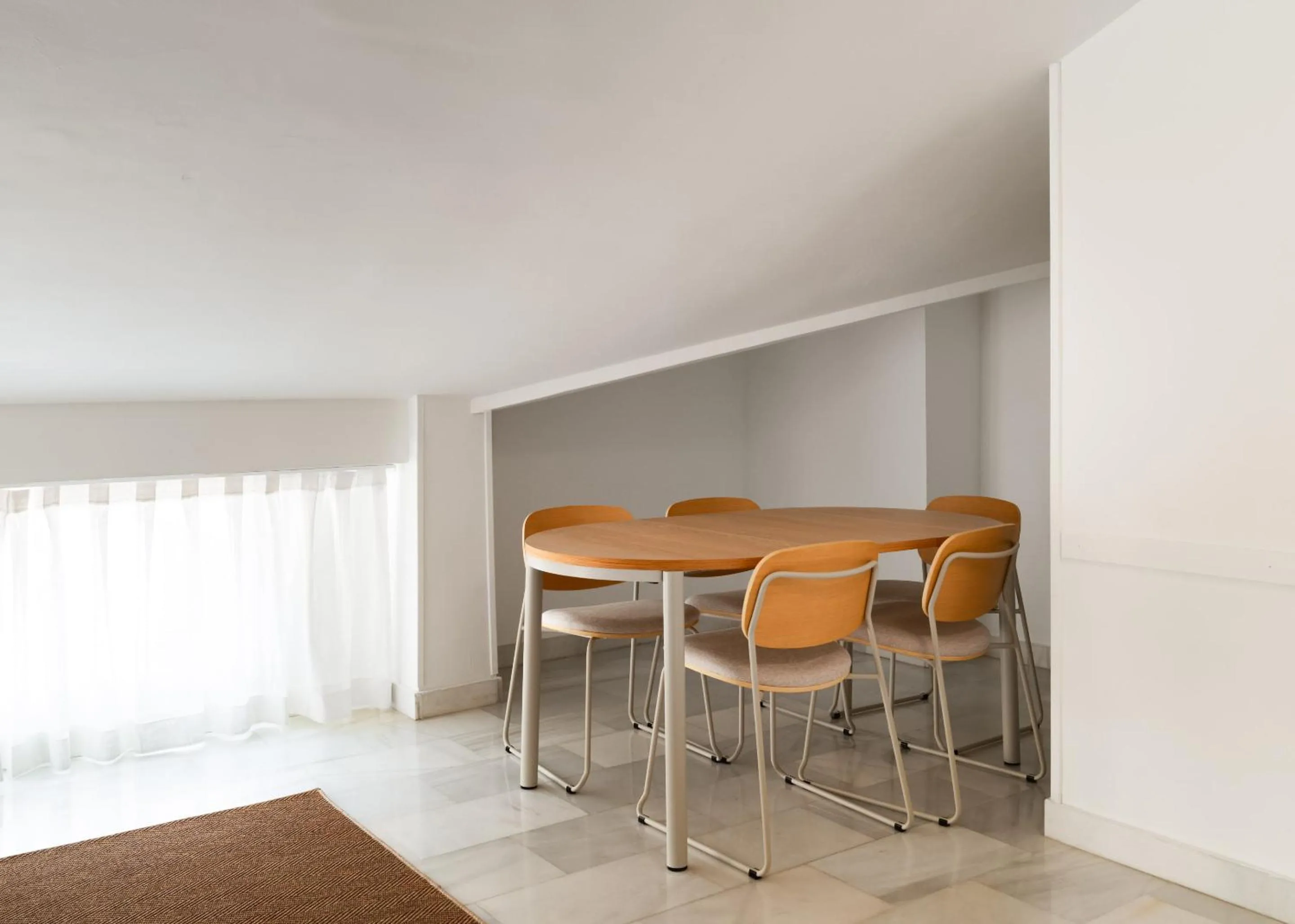 Seating area in Limehome Madrid Sol