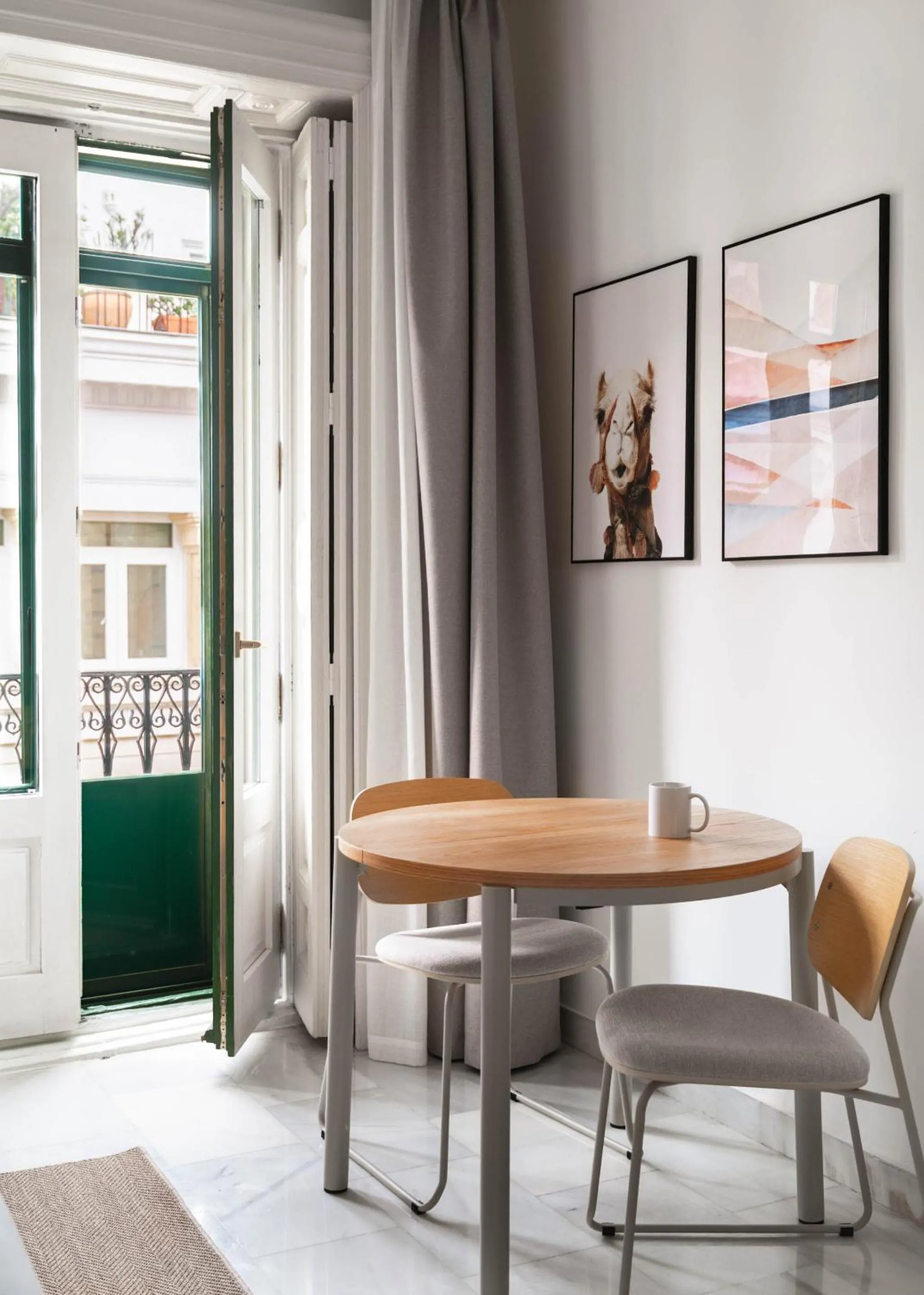 Dining area in Limehome Madrid Sol