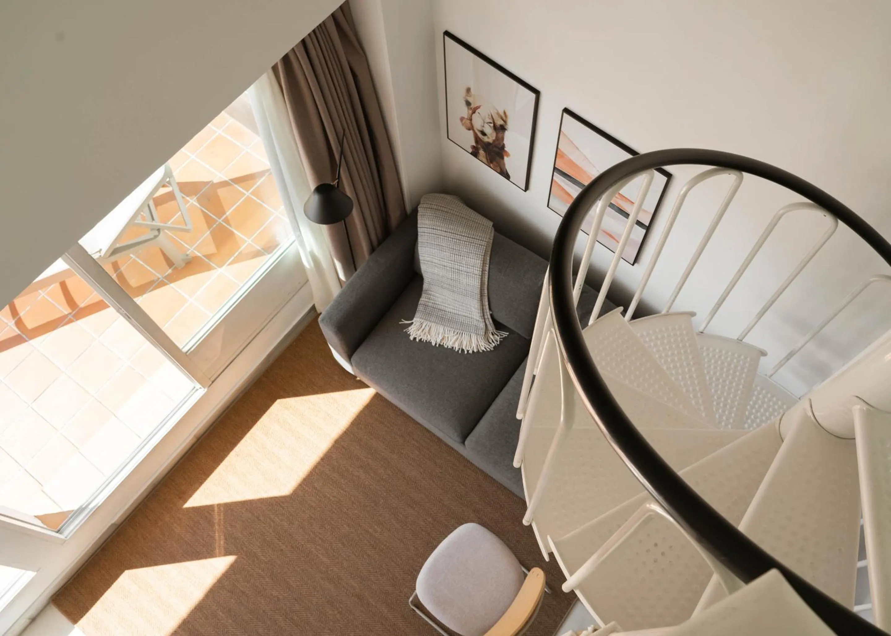 Living room, Bed in Limehome Madrid Sol