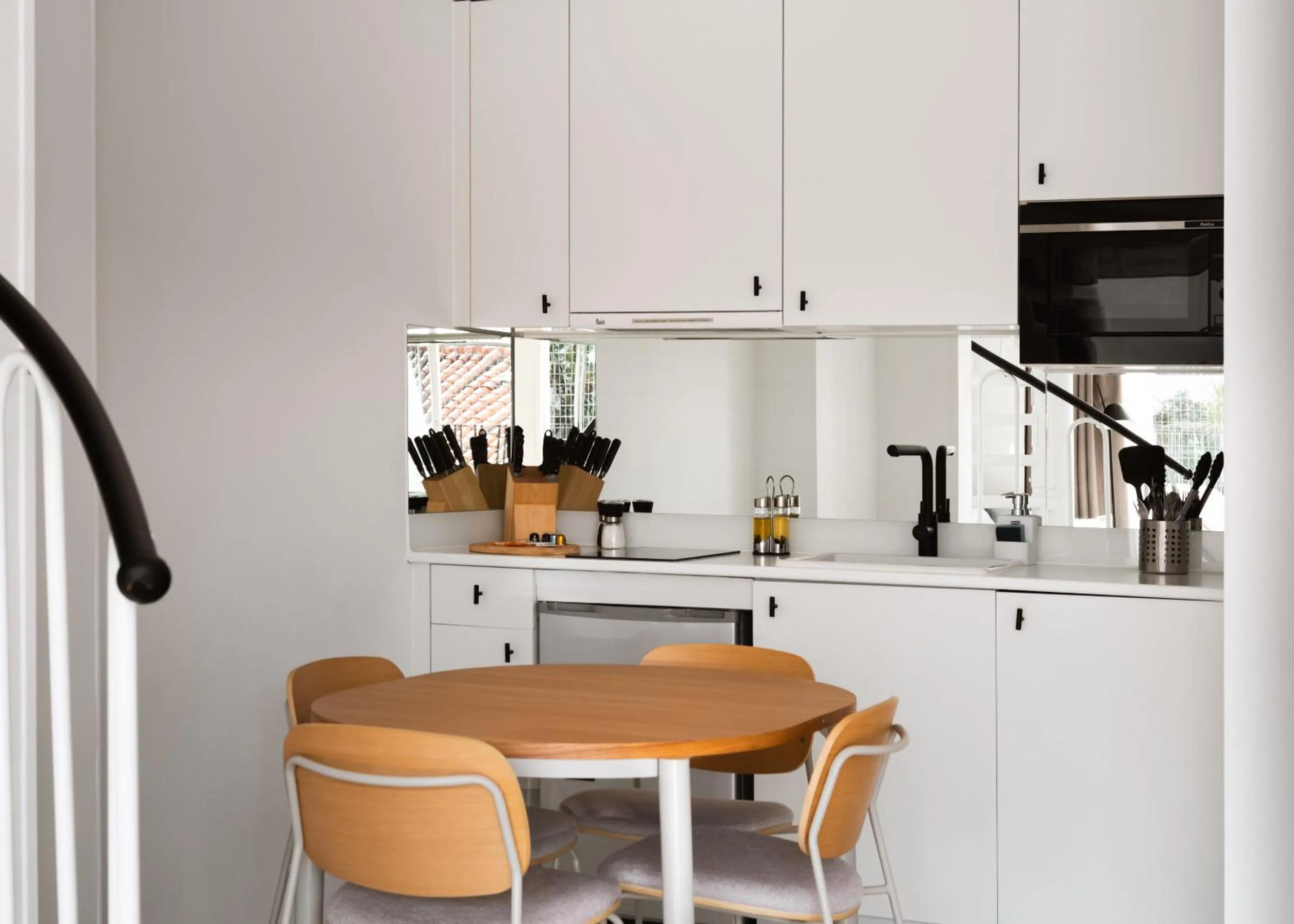 Dining area in Limehome Madrid Sol