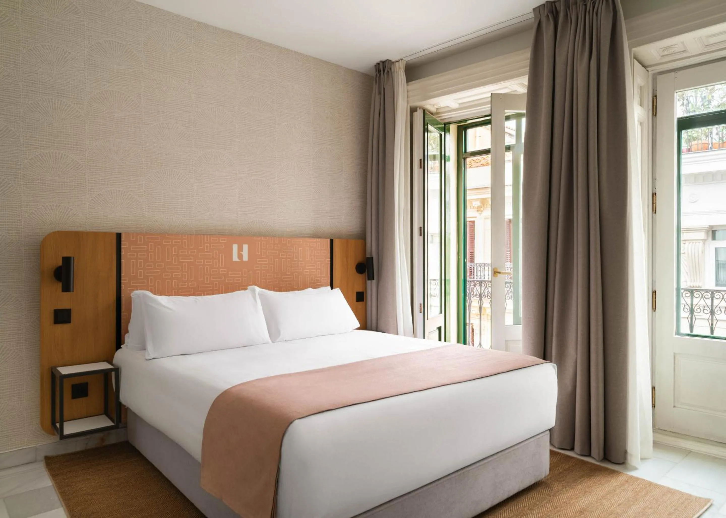 Bed in Limehome Madrid Sol