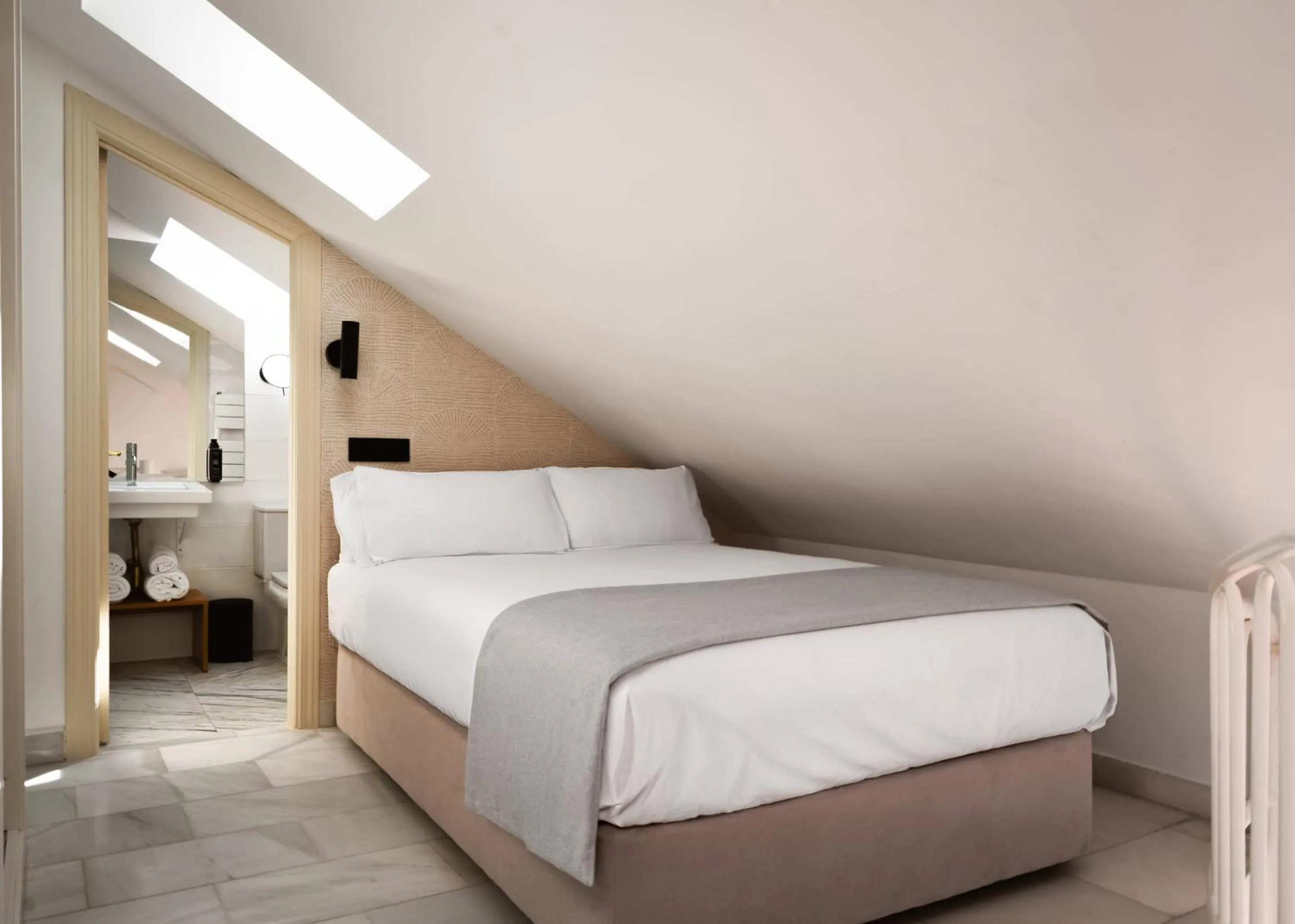 Bed in Limehome Madrid Sol