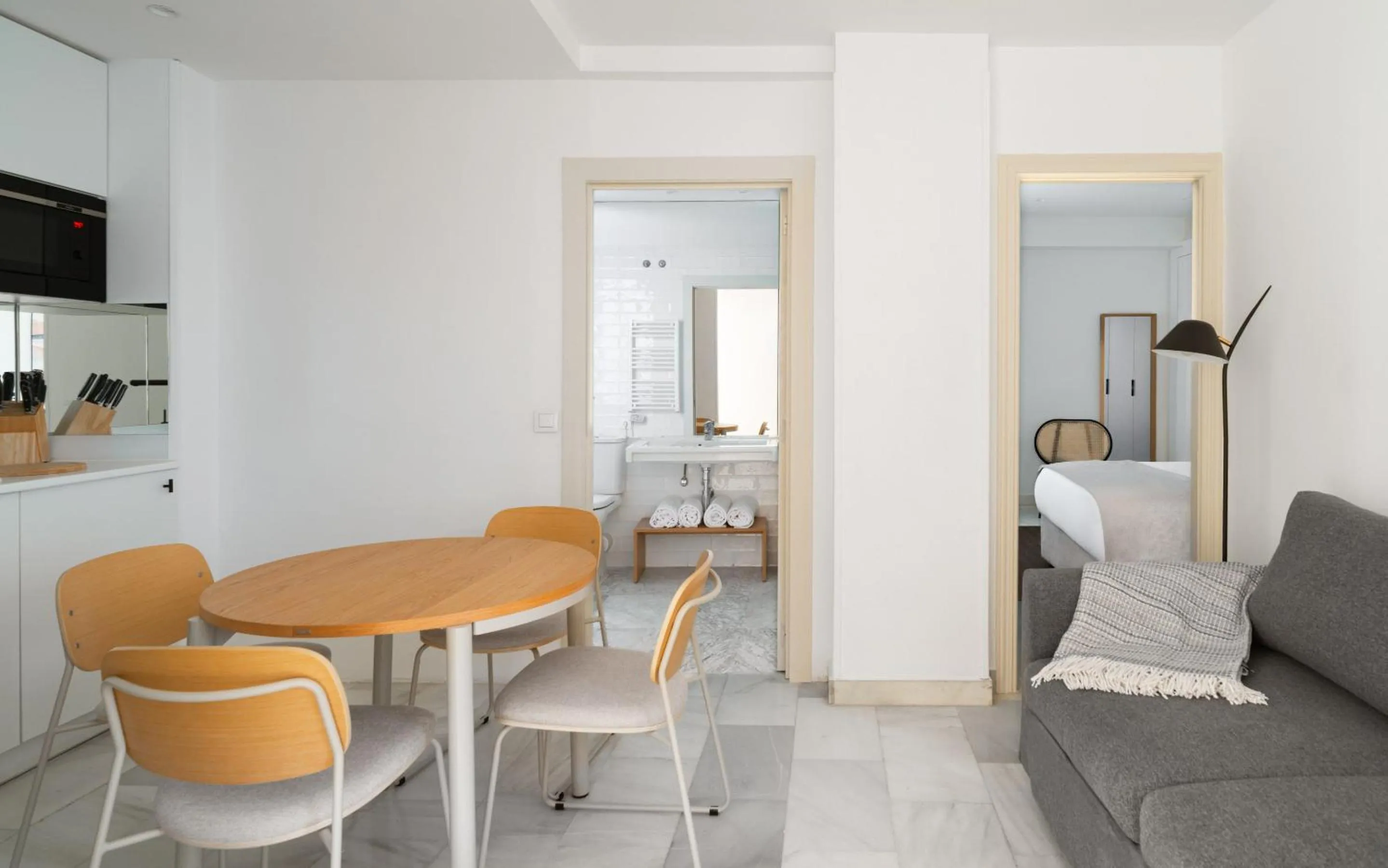 Kitchen or kitchenette in Limehome Madrid Sol
